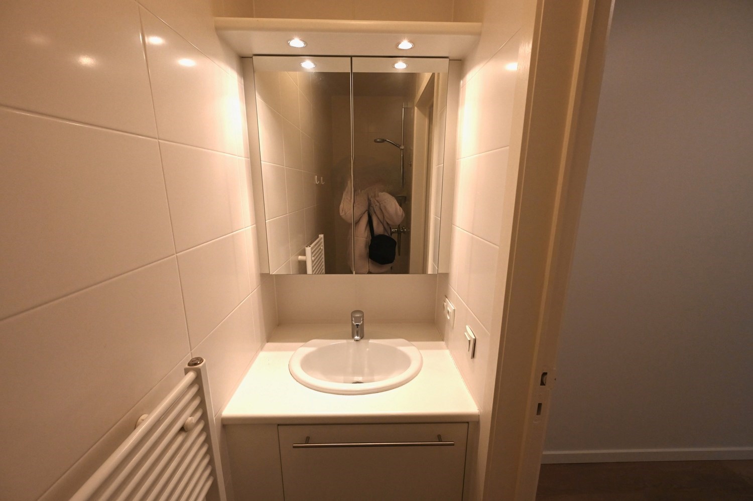ONGEMEUBELD - Woonappartement in een rustige residentie, op de Lippenslaan (10m fa&#231;ade!). 