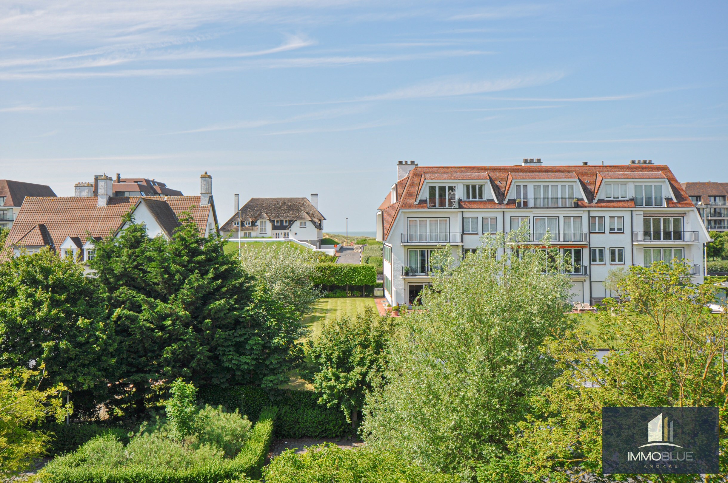 Subliem hoekappartement met ruime terrassen gelegen in het prestigieuze domein Tennis Garden. 