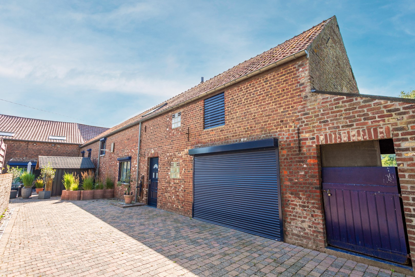 Ruime kangoeroewoning met 6 slpks, 2bdks, 2 garages en tuin te Oetingen 