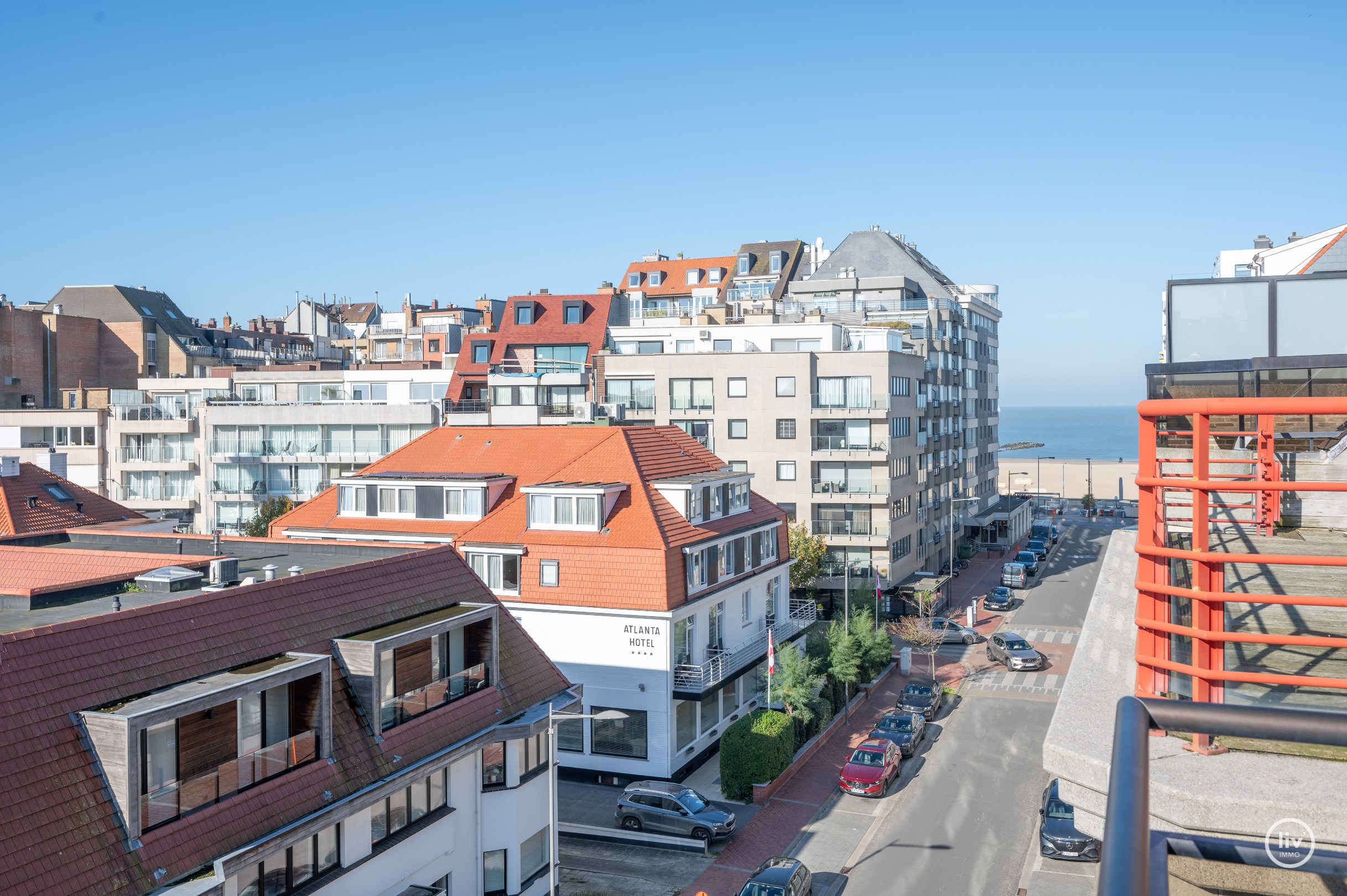 Magnifique appartement en duplex r&#233;nov&#233; avec de magnifiques vues d&#233;gag&#233;es et des terrasses &#224; proximit&#233; de la place Rubens et de la digue &#224; Knokke. 