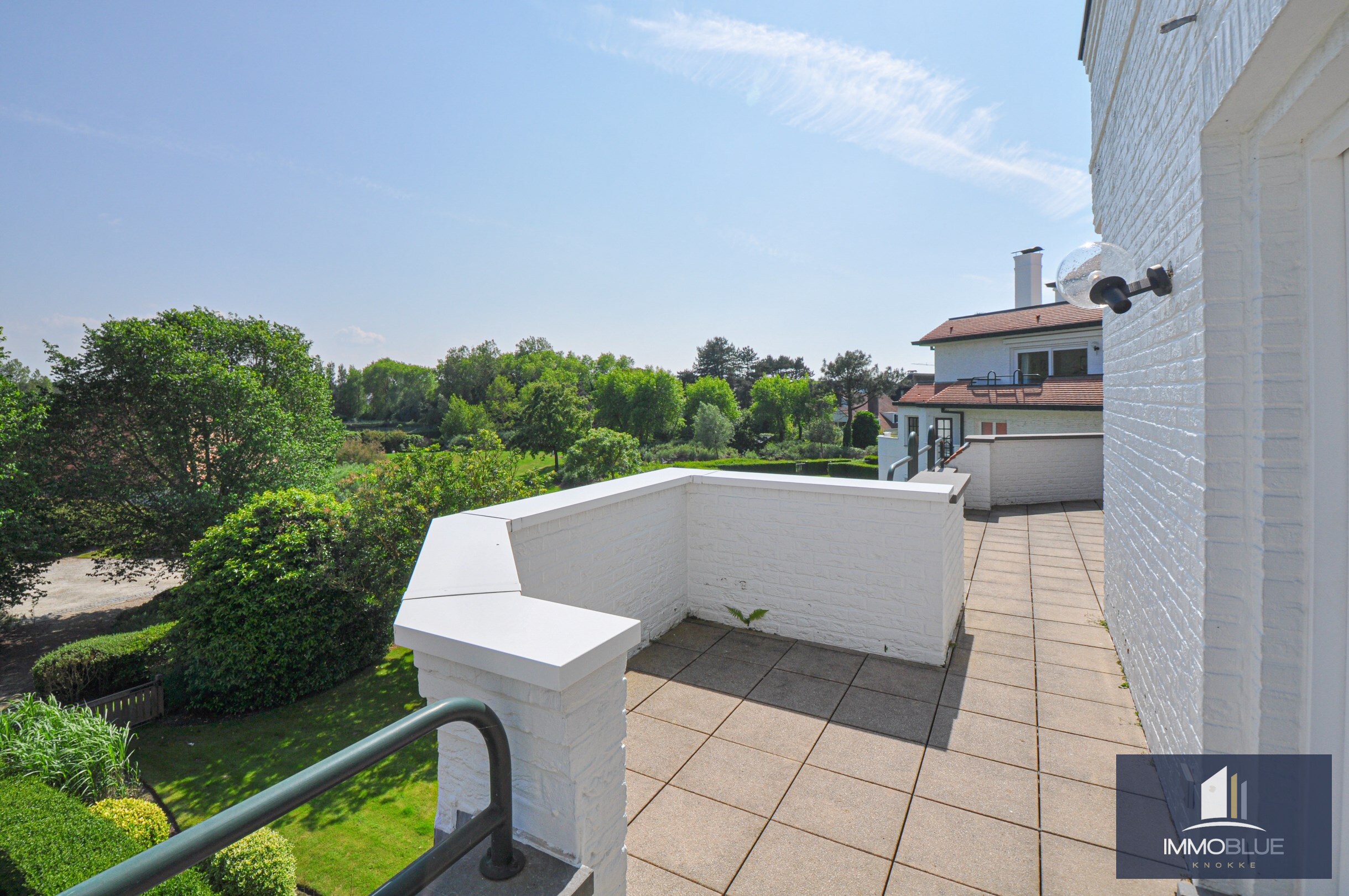 Subliem hoekappartement met ruime terrassen gelegen in het prestigieuze domein Tennis Garden. 