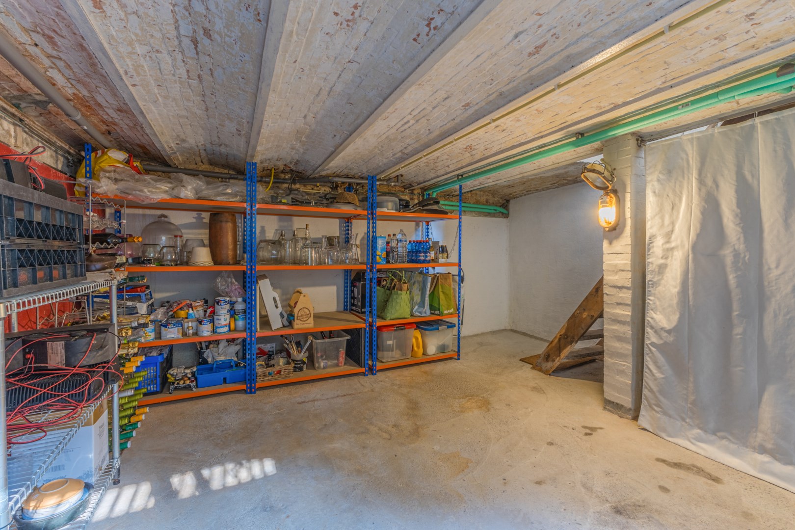 Wat een sfeervolle woning met een rijke geschiedenis is dit! Het oude grenskantoor van Budel zit vol met mooie authentieke details en is gelegen op een prachtig groot perceel. Energielabel  D. 