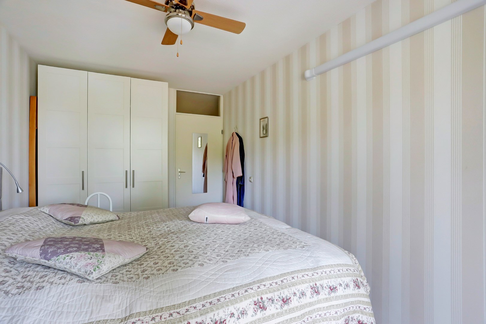 Op een fantastische locatie gelegen 3-kamer woning op de 1e etage met uitzicht op &quot;de Vijver&quot; van Prinsenland. 
