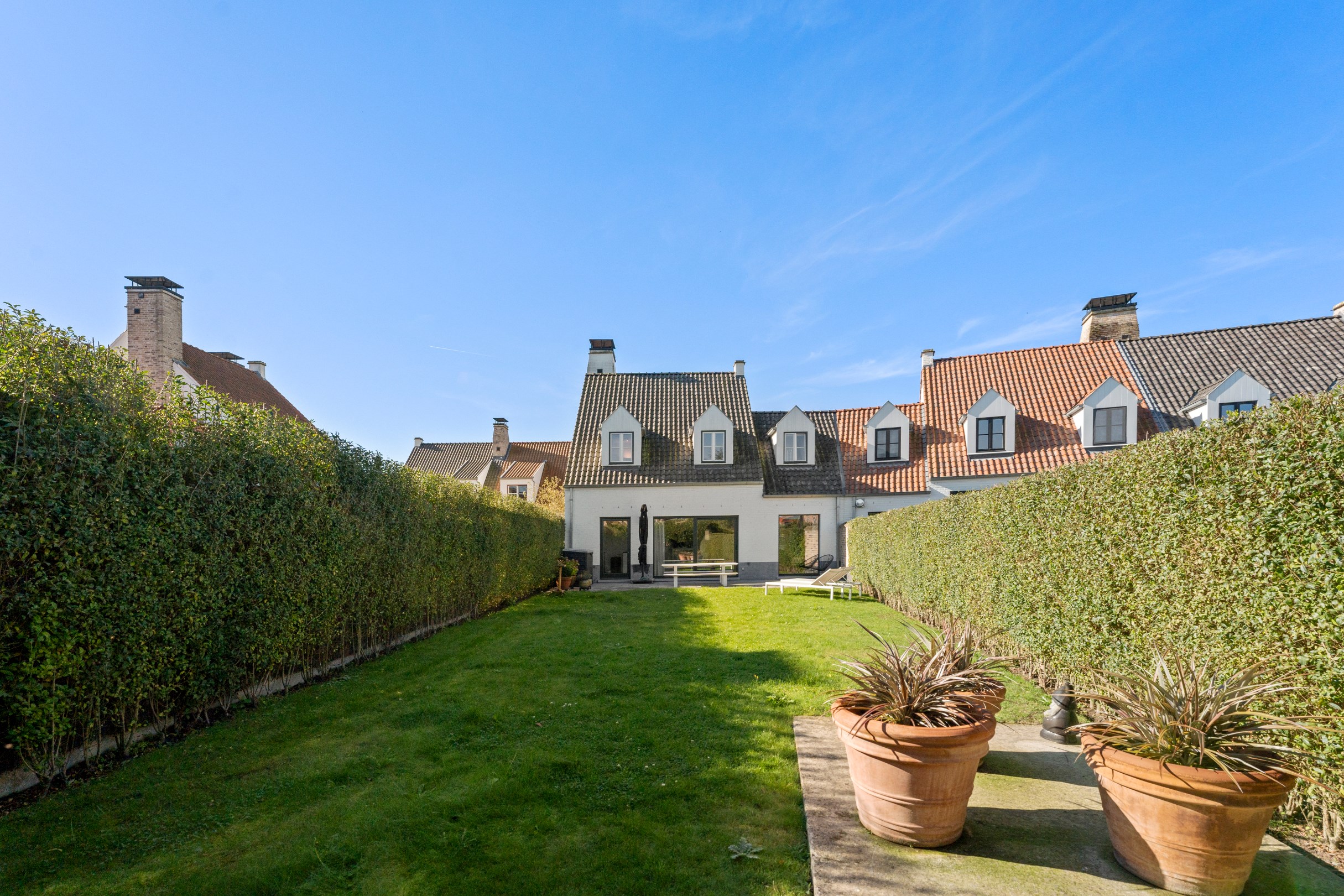 Magnifique maison pr&#234;te &#224; emm&#233;nager &#224; louer avec 3 chambres &#224; coucher compl&#232;tes, un garage et un jardin confortable situ&#233; au cœur de RAMSKAPELLE. 