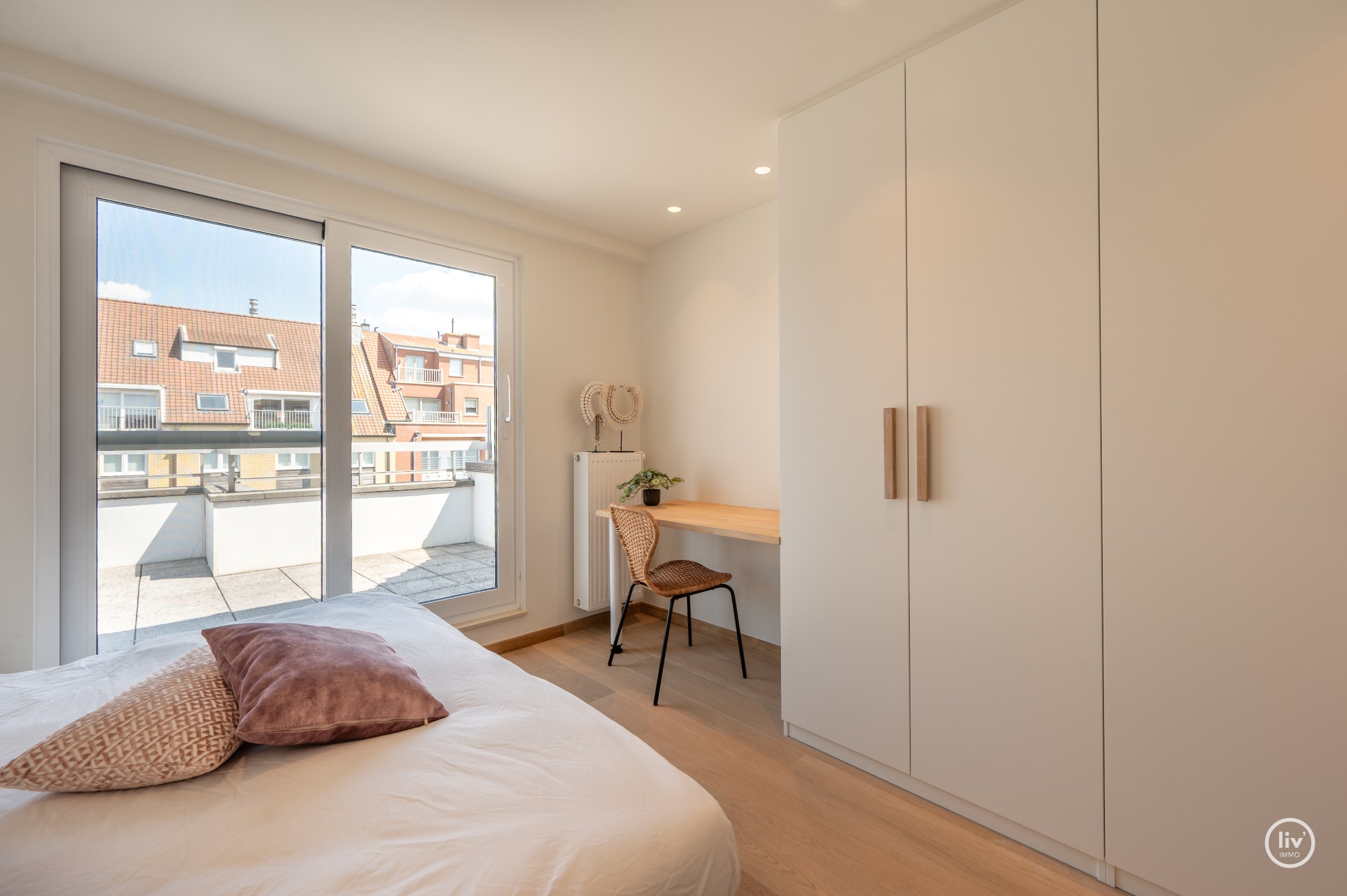 Prachtig instapklaar duplex-appartement met zonnige terrassen genietend van een open zicht en tevens zeezicht (Mogelijkheid tot aankoop van een inpandige garagebox). 