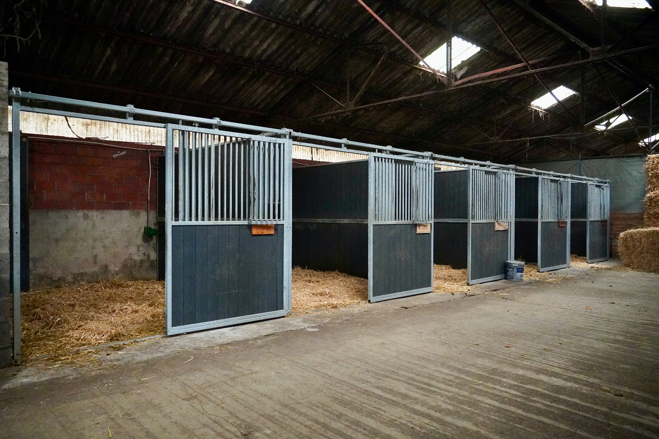 Gezellige, aanzienlijke woning met stallen en buitenpiste op ca. 3,5ha in Brecht 