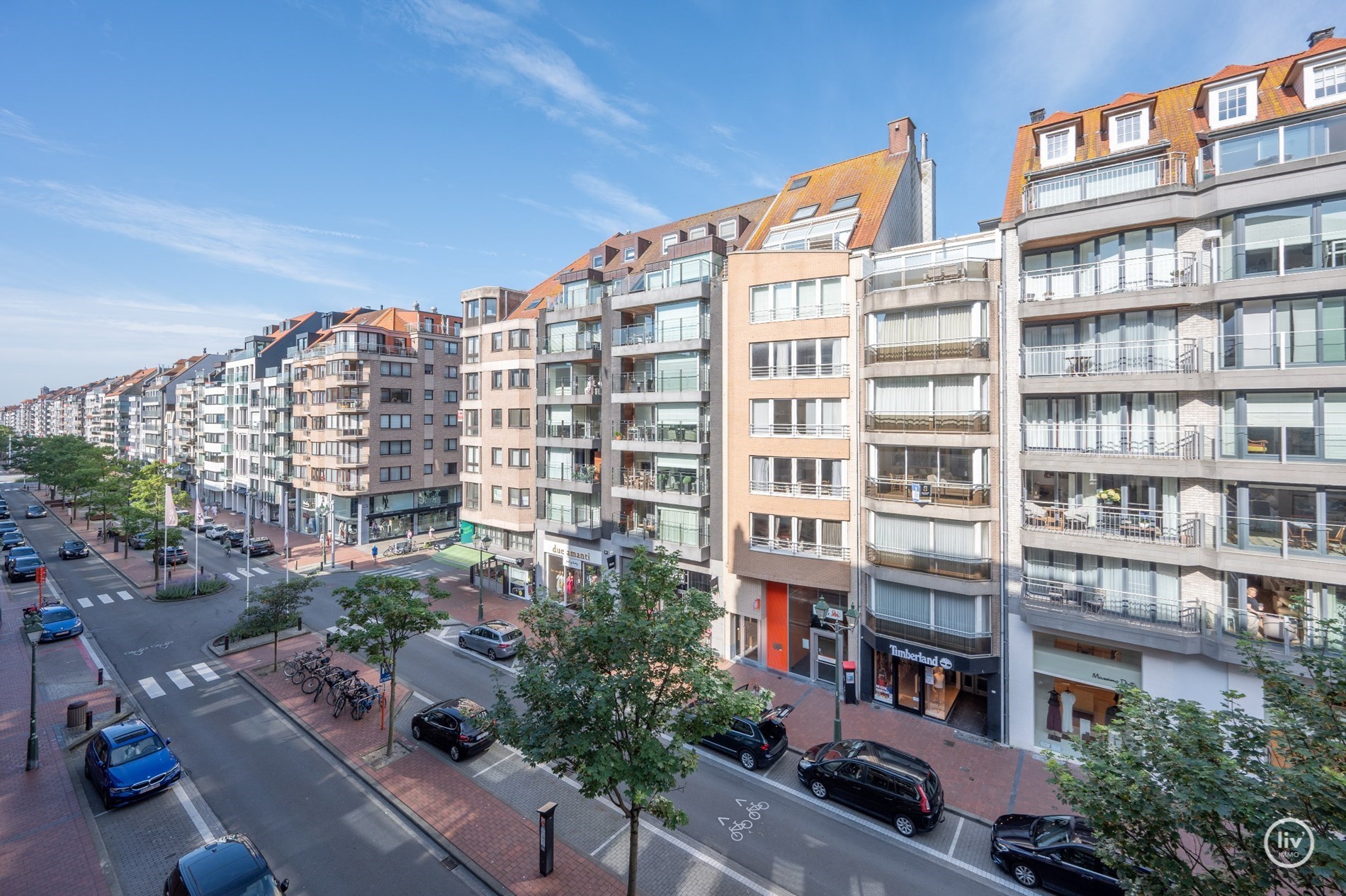 Gerenoveerd appartement met 2 volwaardige slaapkamers gelegen op de Lippenslaan vlakbij het Vanbunnenplein te Knokke. 