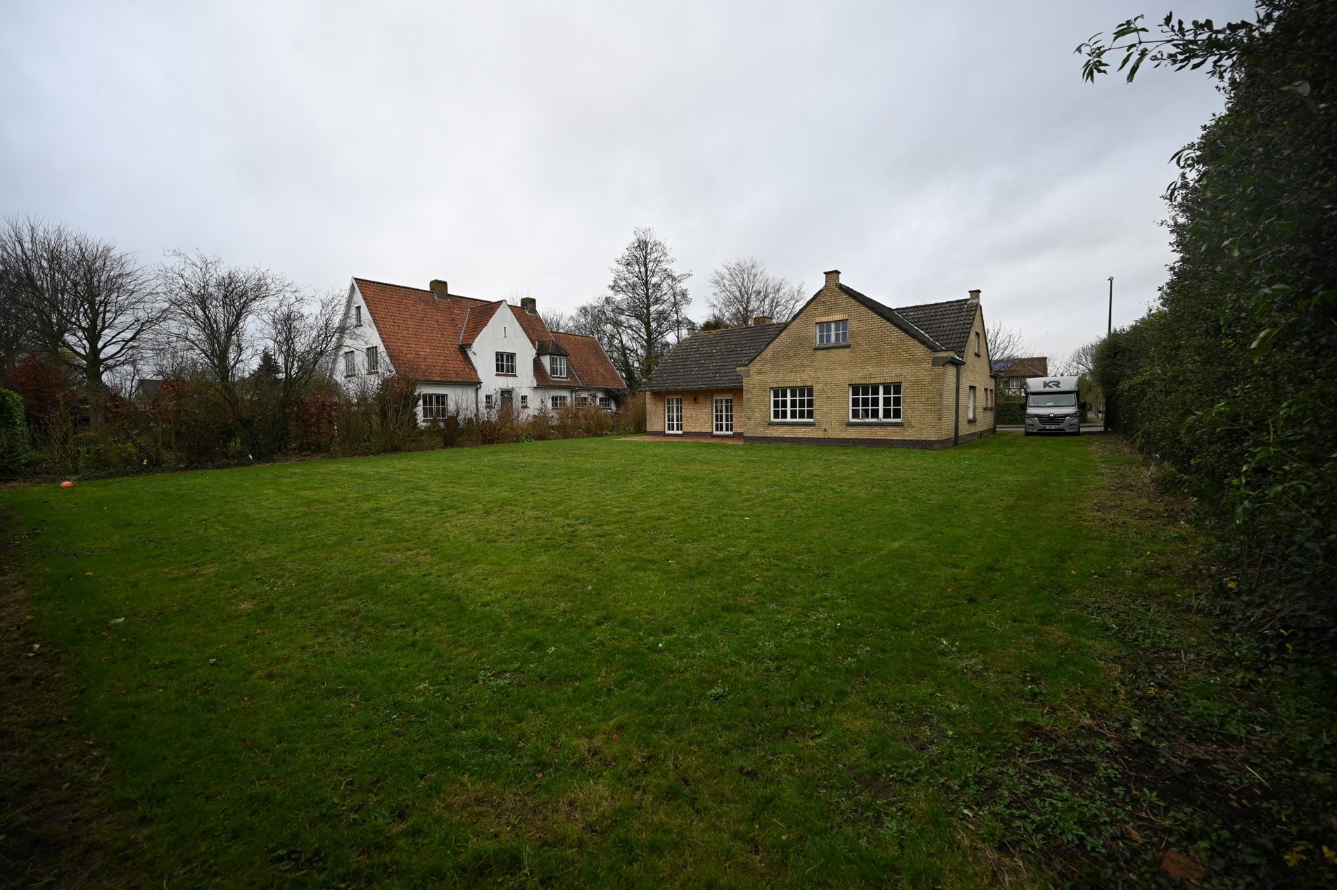 Villa paisiblement situ&#233;e sur un magnifique terrain de 937 m&#178; dans un quartier r&#233;sidentiel proche des routes d&#39;acc&#232;s et &#224; quelques minutes en voiture du centre de Knokke et du Zoute. 