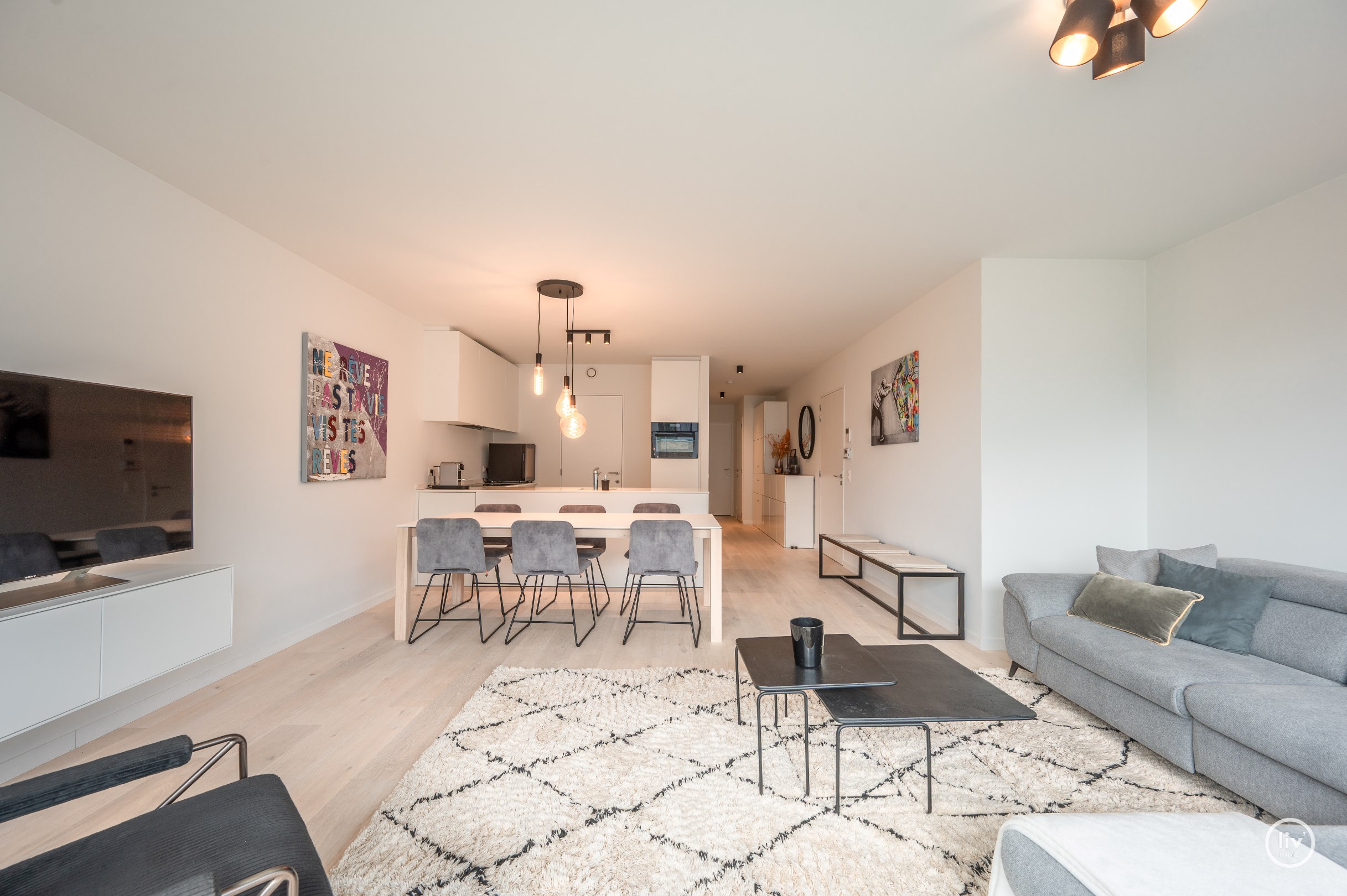 Luxueus afgewerkt appartement met 2 slaapkamers genietend van een open zicht gelegen in de Piers de Raveschootlaan. 