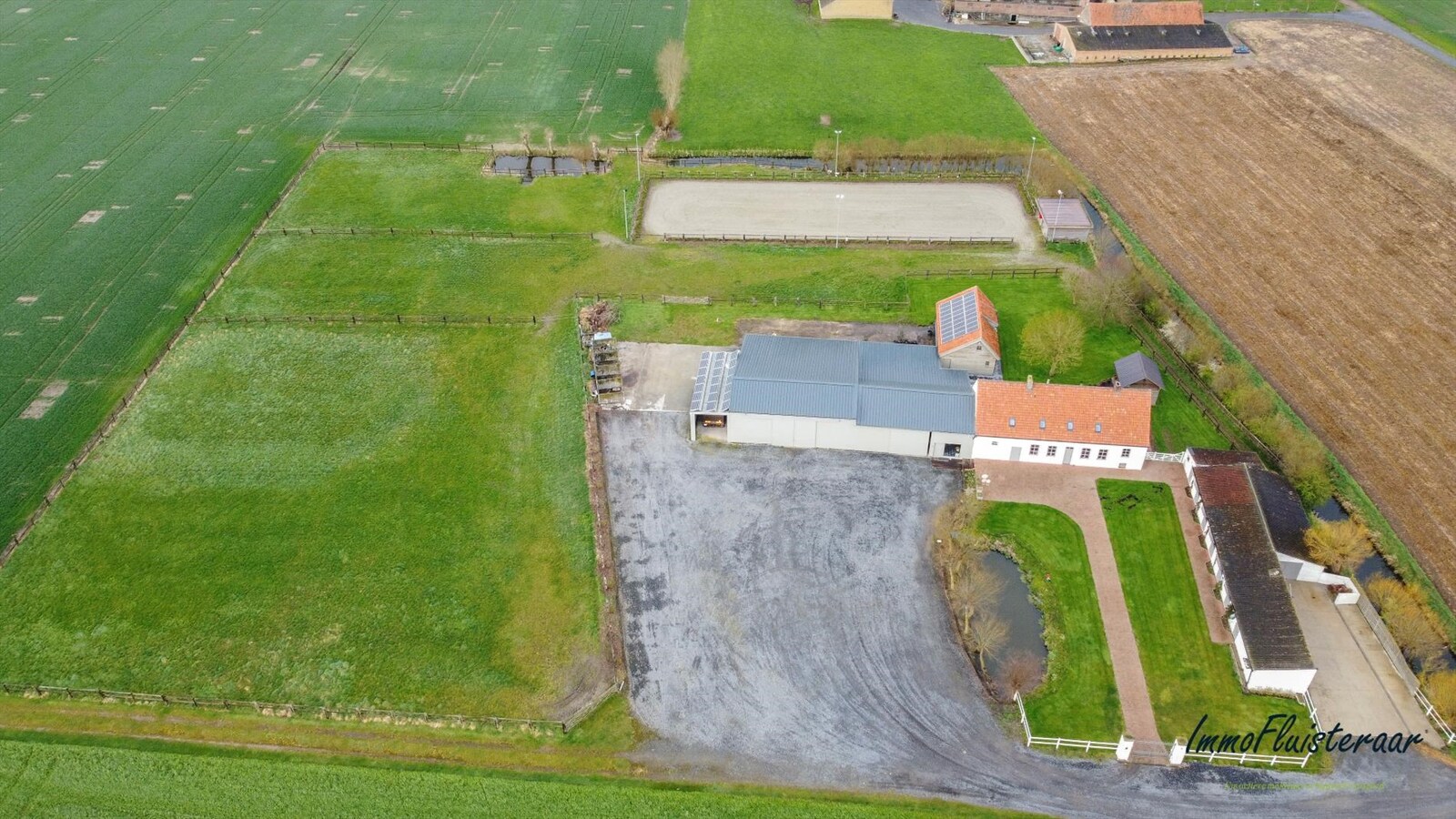Idyllic farm with barns and pasture on approximately 1.6 hectares. 
