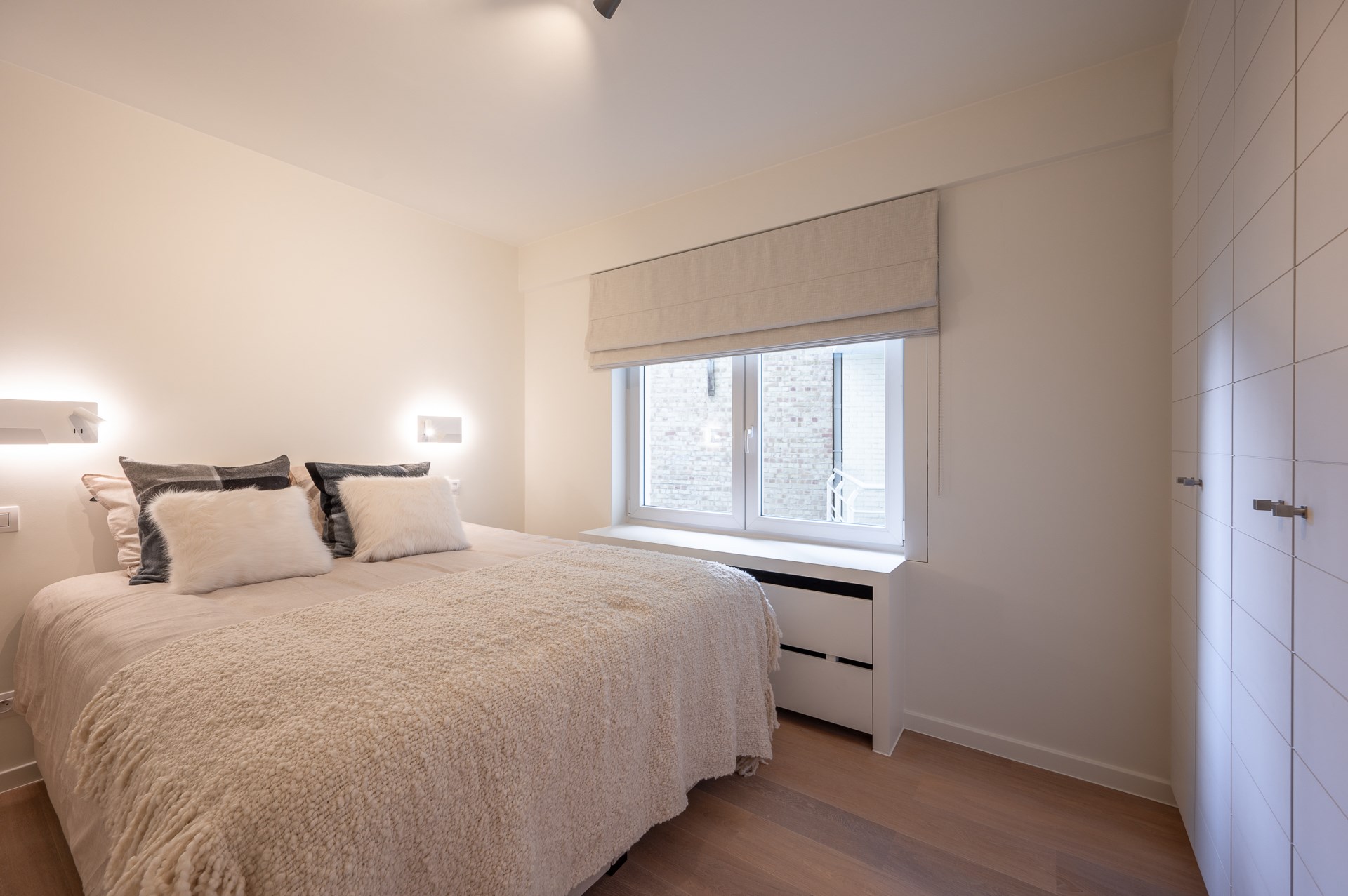 Bel appartement r&#233;nov&#233; avec 2 chambres dans un emplacement de premier choix sur la Kustlaan, pr&#232;s de la place Van &#224; Knokke. 