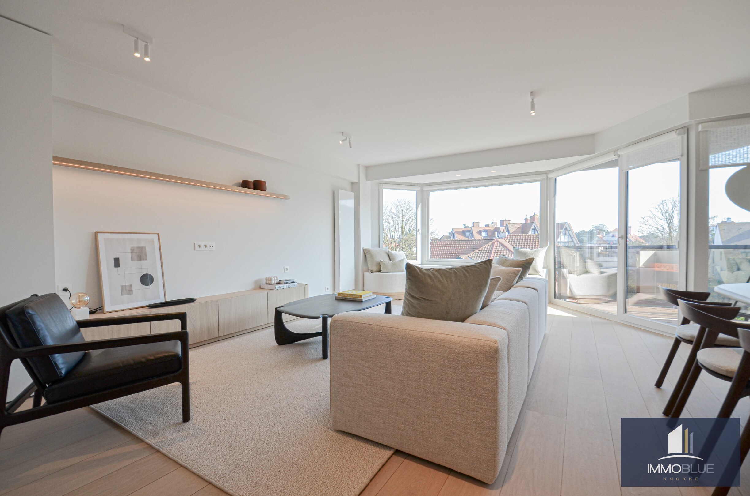 Volledig gerenoveerd, tijdloos appartement met open zicht en een royale gevelbreedte. 