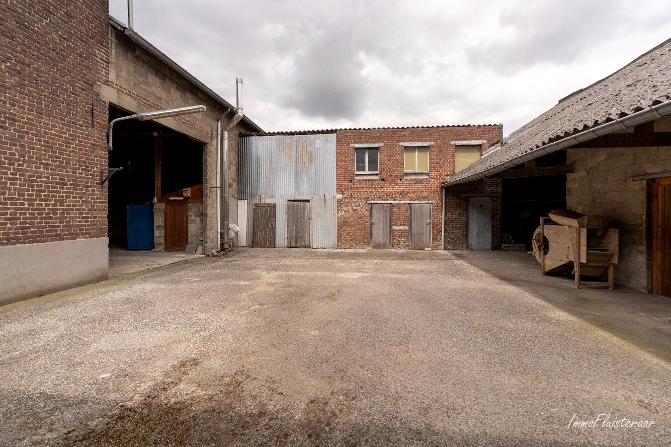 Maison &#224; r&#233;nover avec plusieurs d&#233;pendances et un pr&#233; sur env. 25 a &#224; Zoutleeuw 