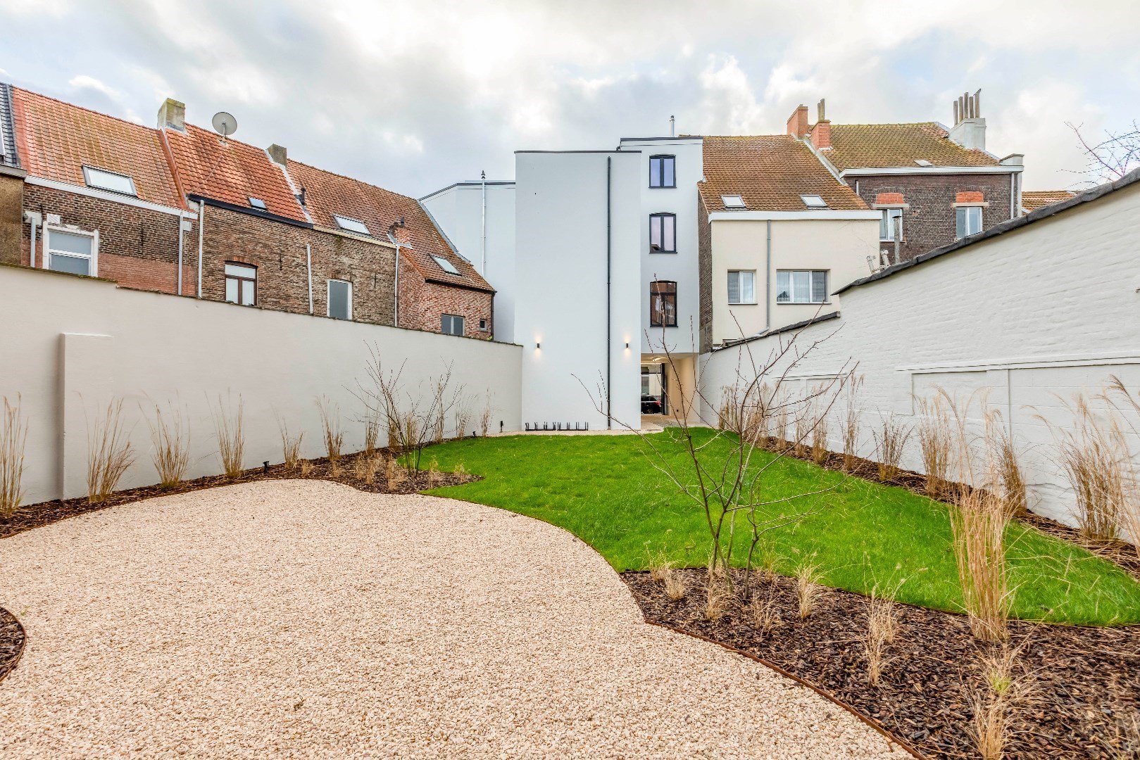 BEZOEKMOMENTEN VOLZET !!! 1-slaapkamerappartement met gemeenschappelijke tuin 