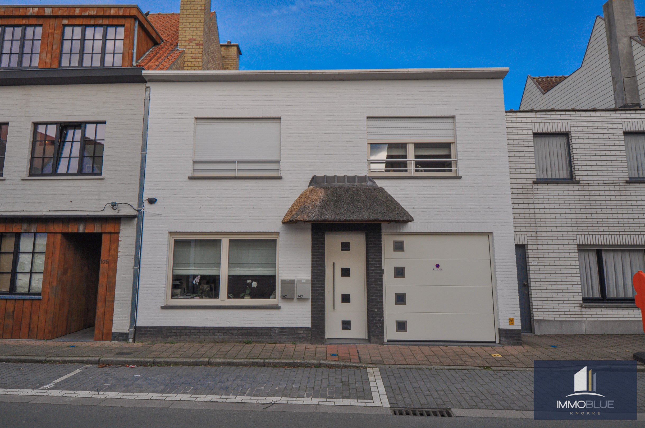 Ruime woning met inpandige garage en een ruim terras . 