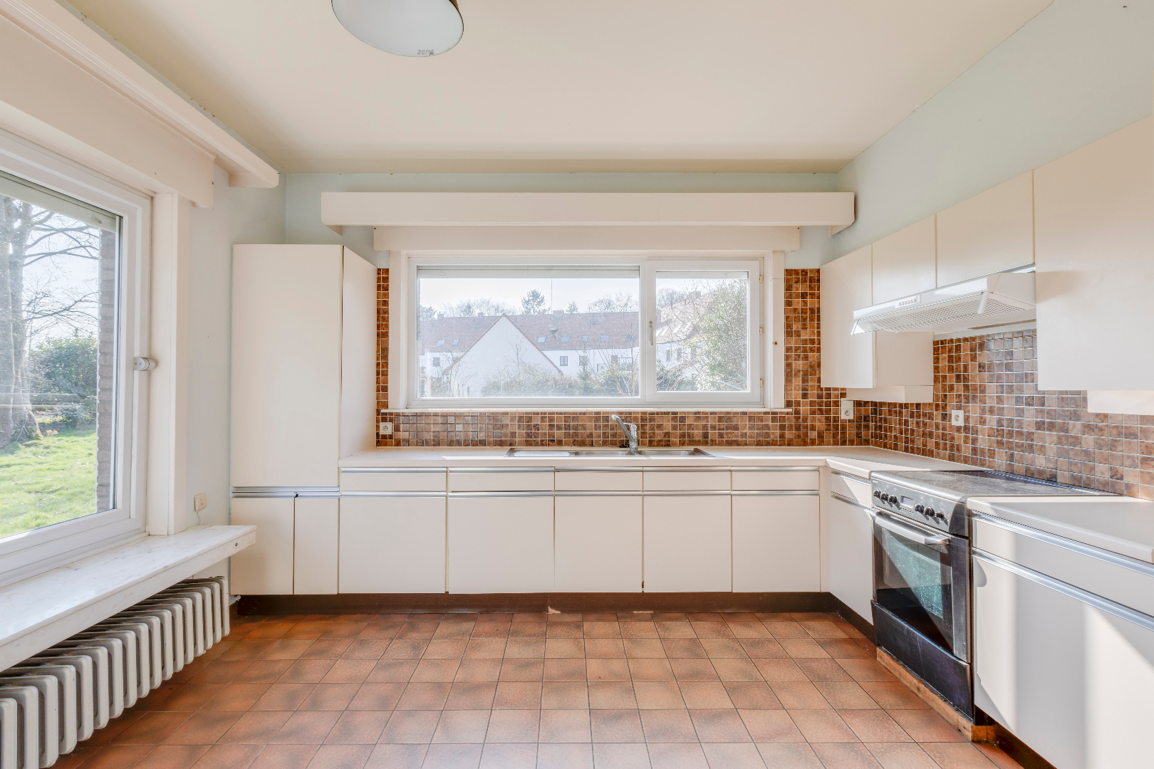 VERKOCHT ! Ruime villa (250m&#178;) op mooi stuk grond (912m&#178;) 