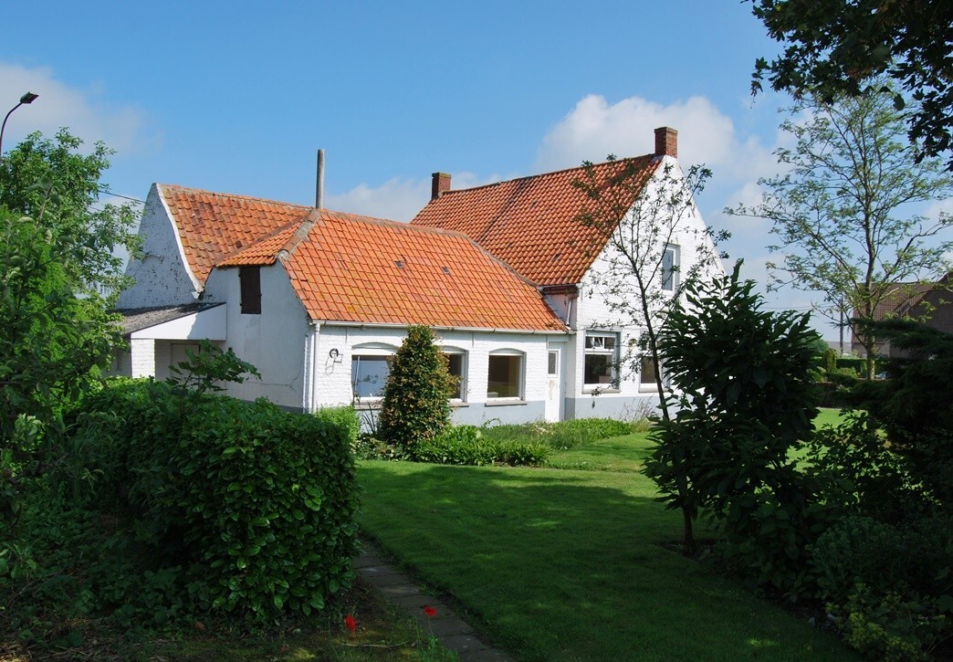 Te renoveren hoeve met stallingen op 9.333m&#178; (+ev. 5ha) te Deinze 