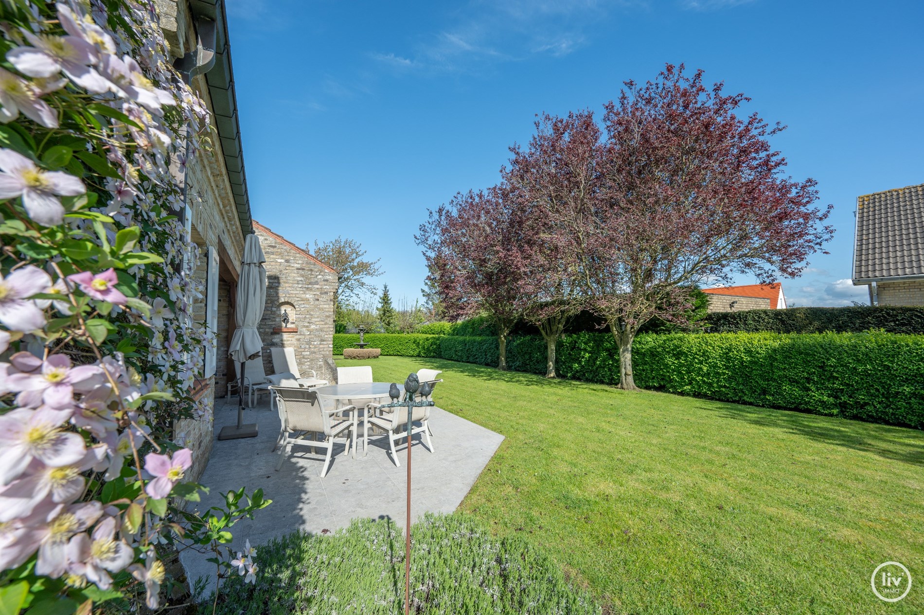 Magnifique villa, situ&#233;e sur un grand terrain de 1365 m2 dans un quartier r&#233;sidentiel de villas &#224; distance de v&#233;lo du centre de Knokke. 