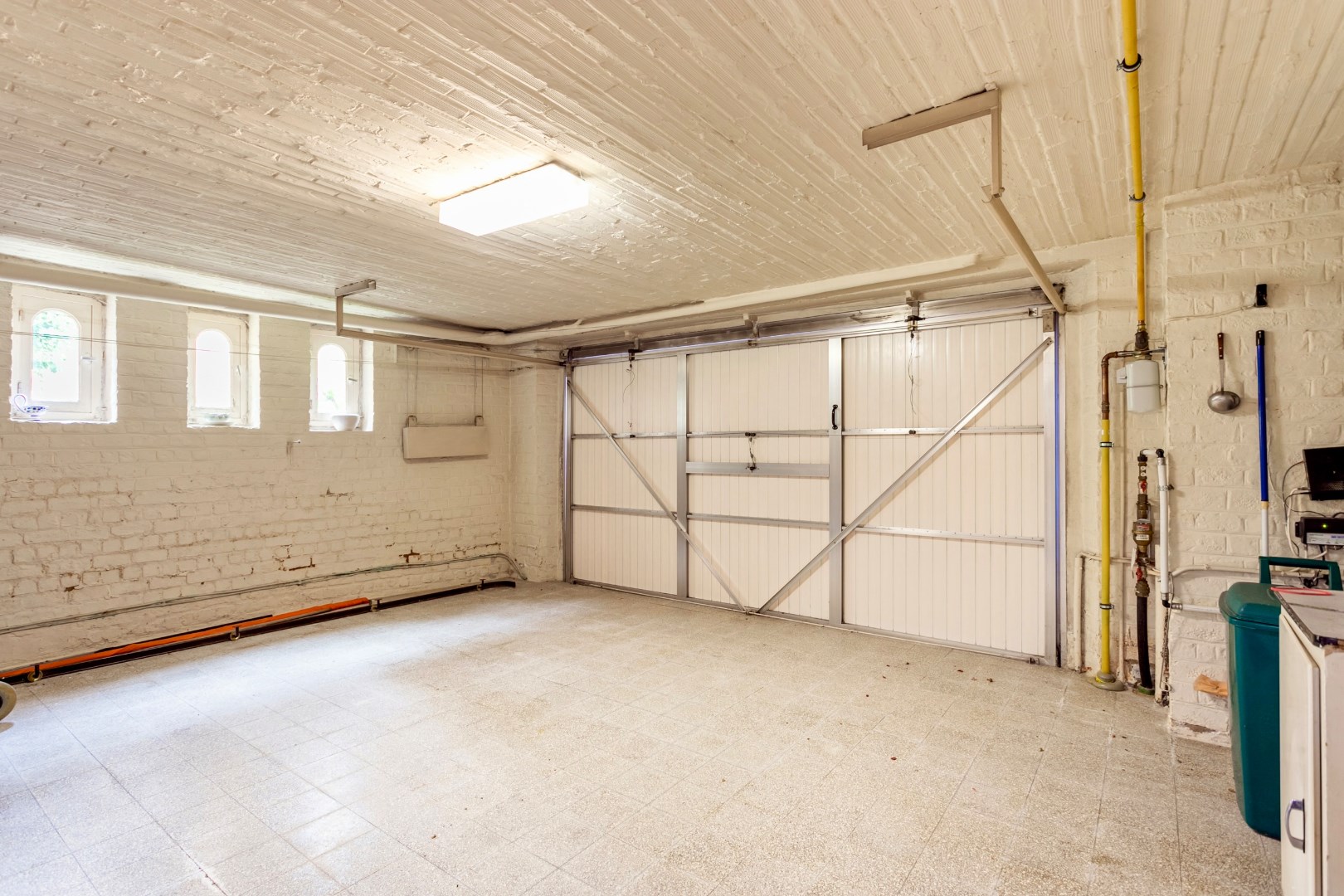Woning met 2 (mogelijk 3) slpk. , tuin en inpandige garage 