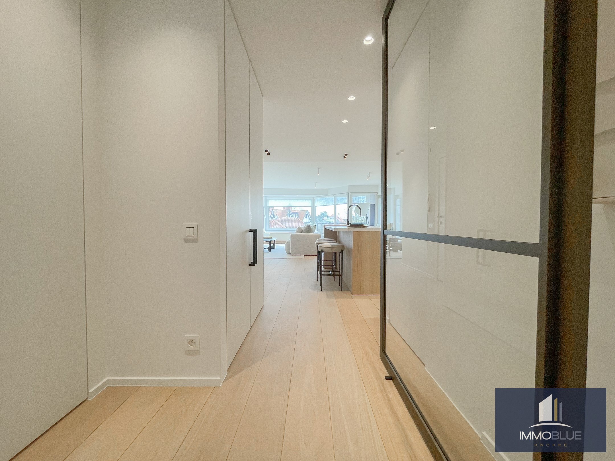 Volledig gerenoveerd, tijdloos appartement met open zicht en een royale gevelbreedte. 