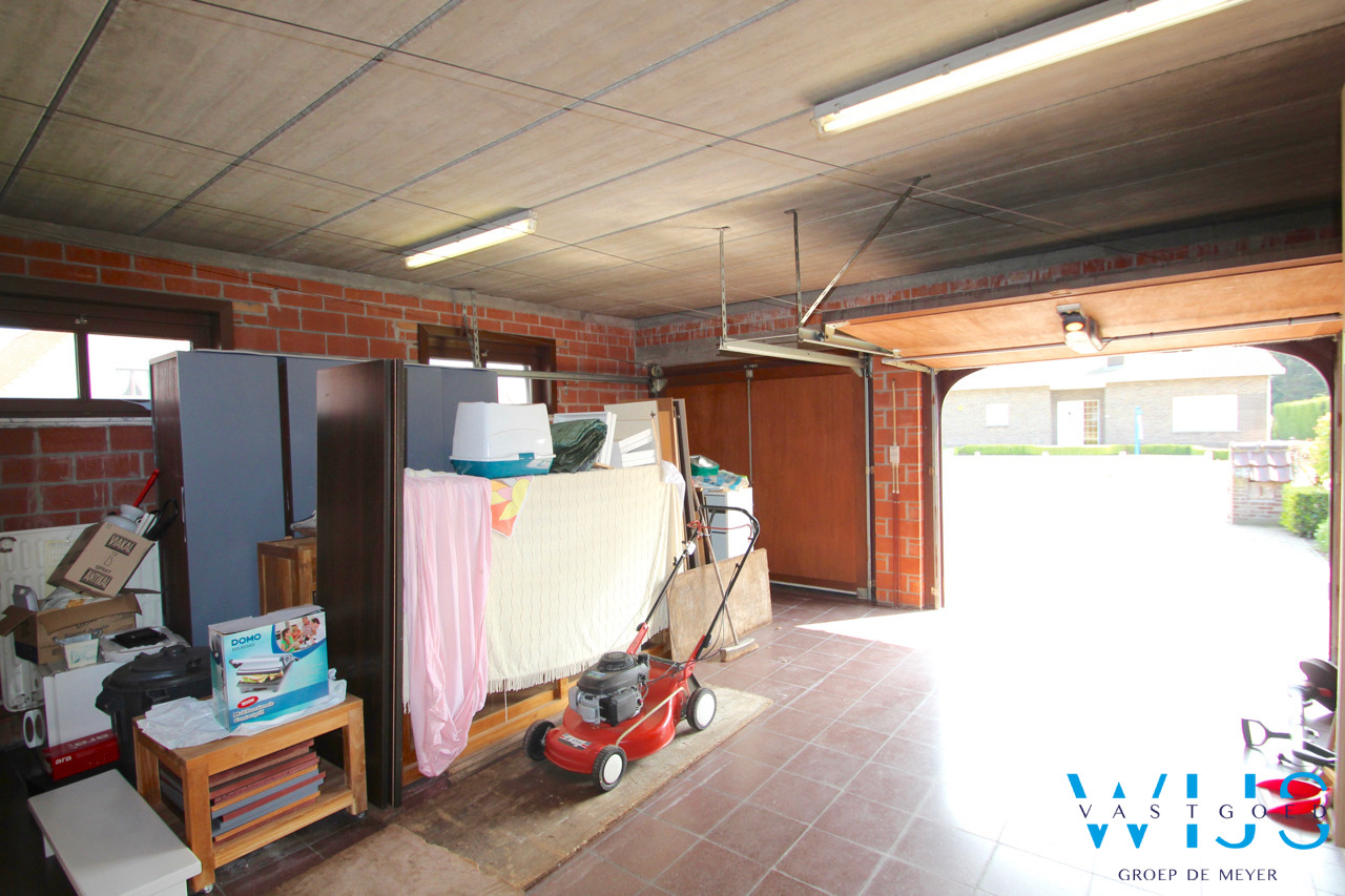 Prachtige instapklare en ruime woning op 1547m&#178;  te OOSTEEKLO 