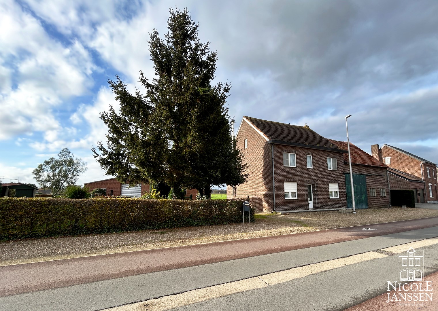 Te renoveren ruime hoevewoning met stallingen en grond 