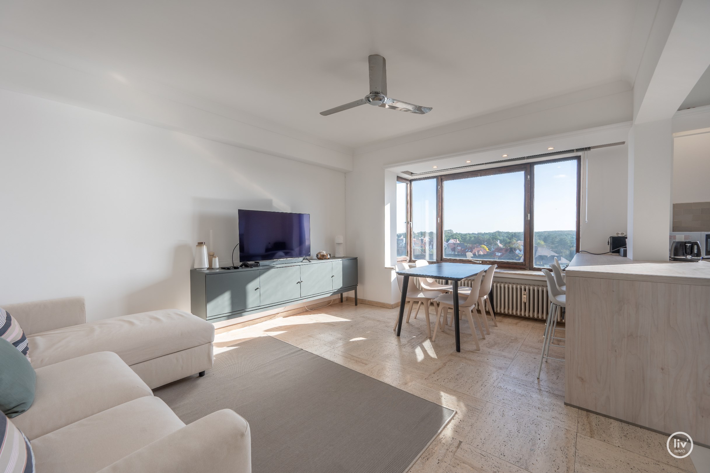 Bel appartement avec une belle fa&#231;ade et une vue d&#233;gag&#233;e sur les villas &#224; Knokke. 