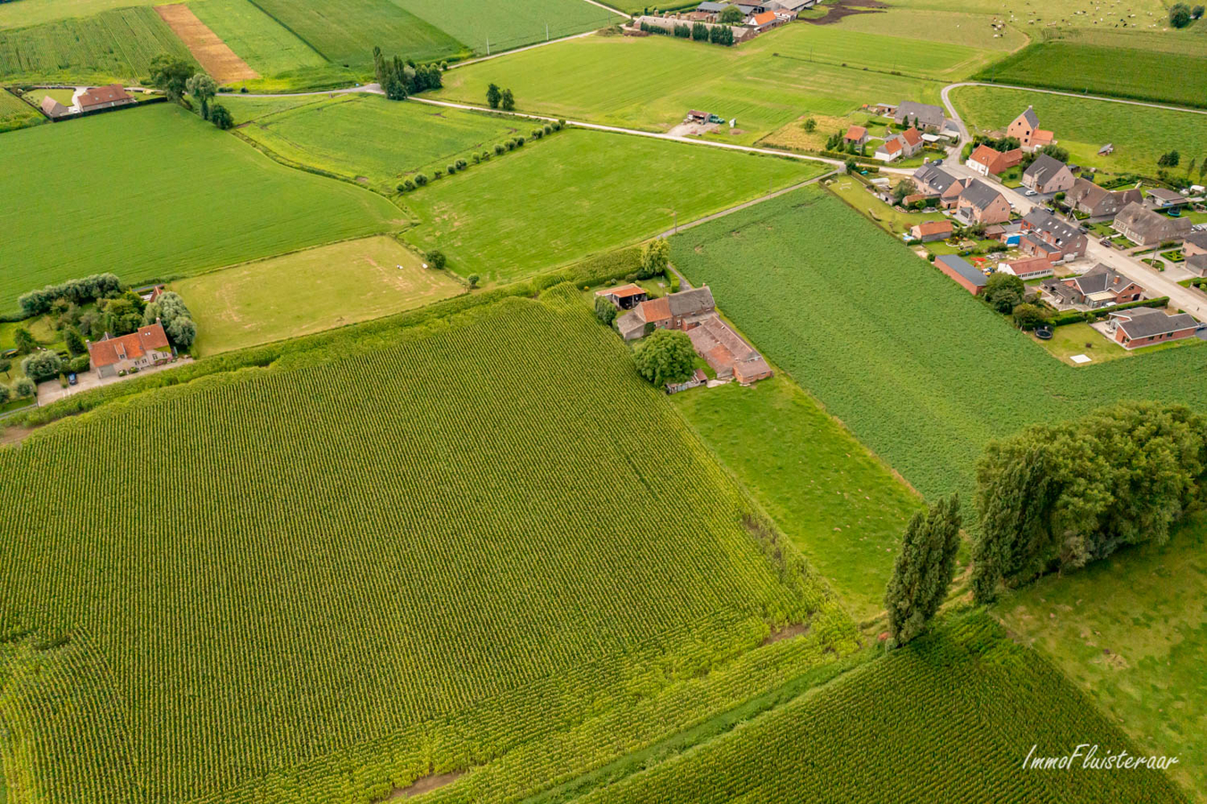 Landelijke woning met stalgebouwen en aanpalende weiden op 5.760m&#178; 