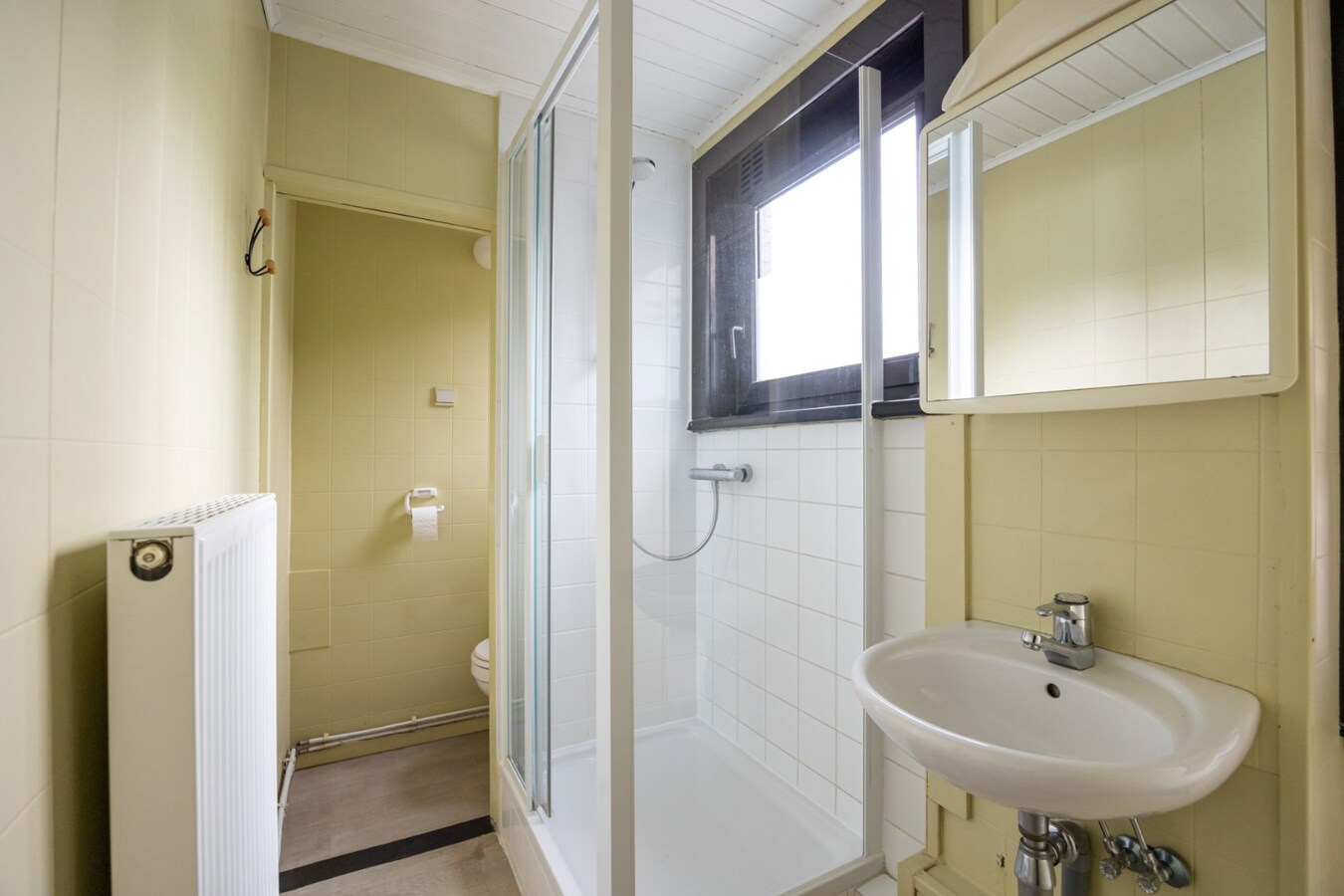 Interessante investeringsopportuniteit in hartje Malle: handelspand + 2 appartementen 