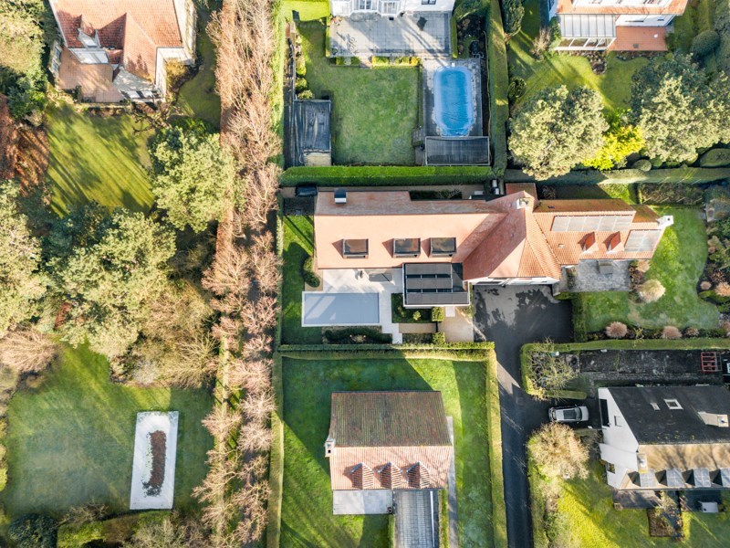 Prachtig vernieuwde koppelvilla rustig gelegen tussen Knokke centrum en Het Zoute met een perfecte Zuid-West ori&#235;ntatie. 