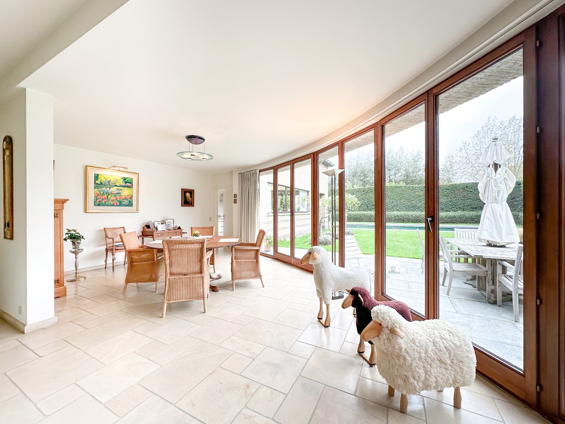 Villa spacieuse avec piscine situ&#233;e sur un terrain tr&#232;s calme de 1 179 m2 dans une belle villa &#224; Knokke. 