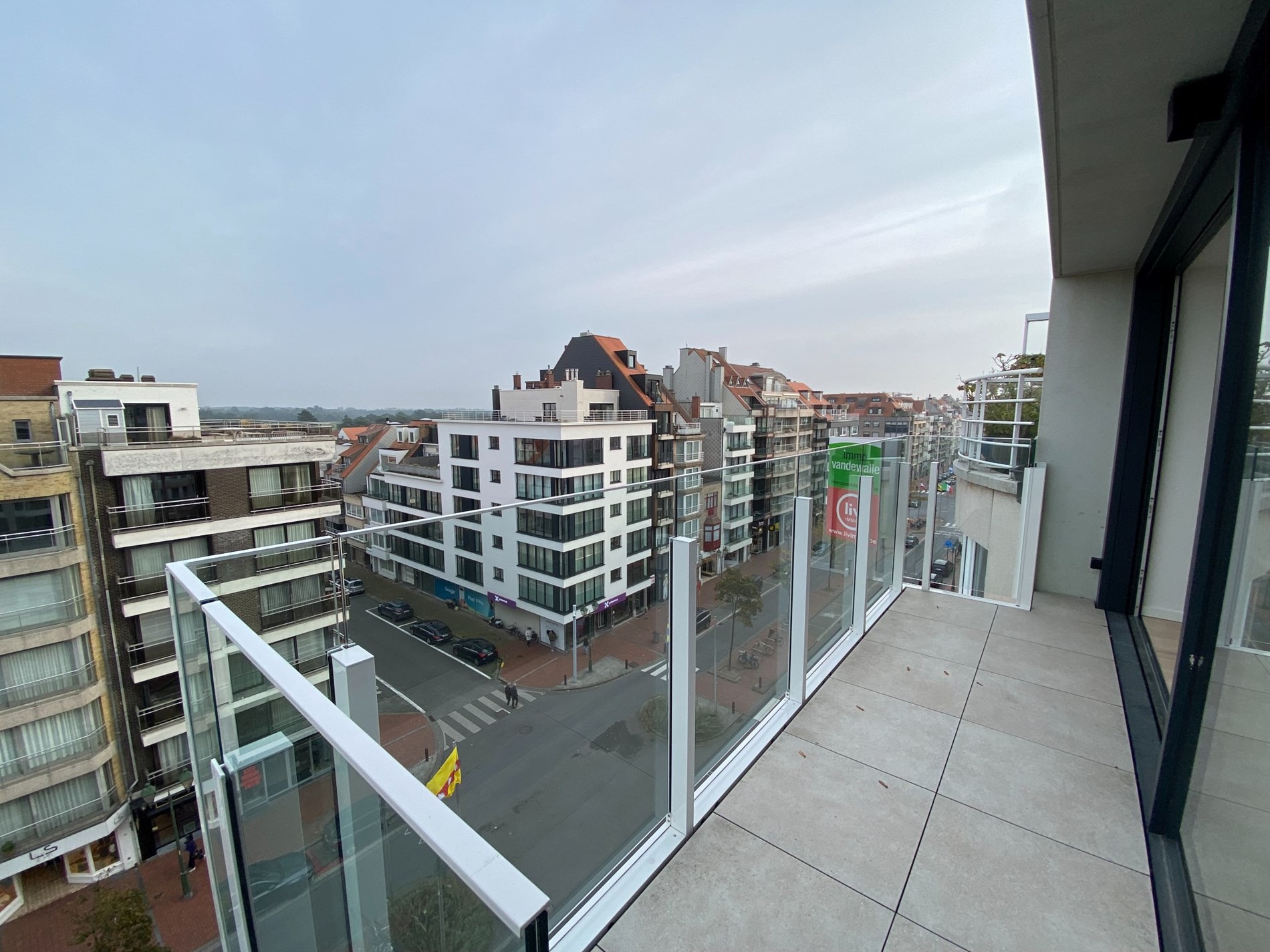 Non-meubl&#233; - Appartement neuf avec 2 chambres situ&#233; sur la Lippenslaan &#224; Knokke (enti&#232;rement peint). 