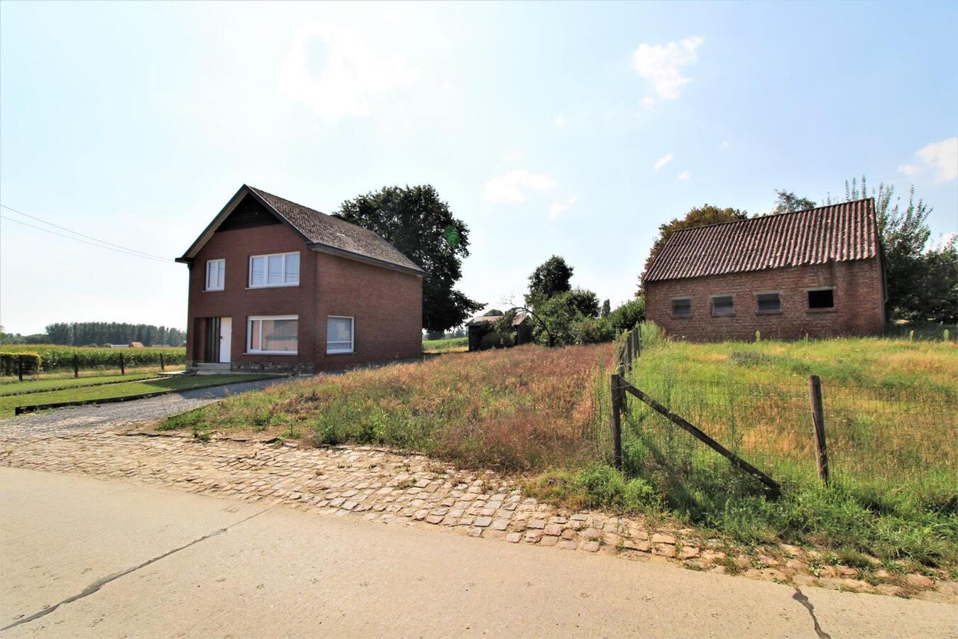 Optie - Te renoveren woning met aanhorigheden, bijgebouwen, loods en een weiland op ca. 85a te Waanrode (Vlaams-Brabant) 