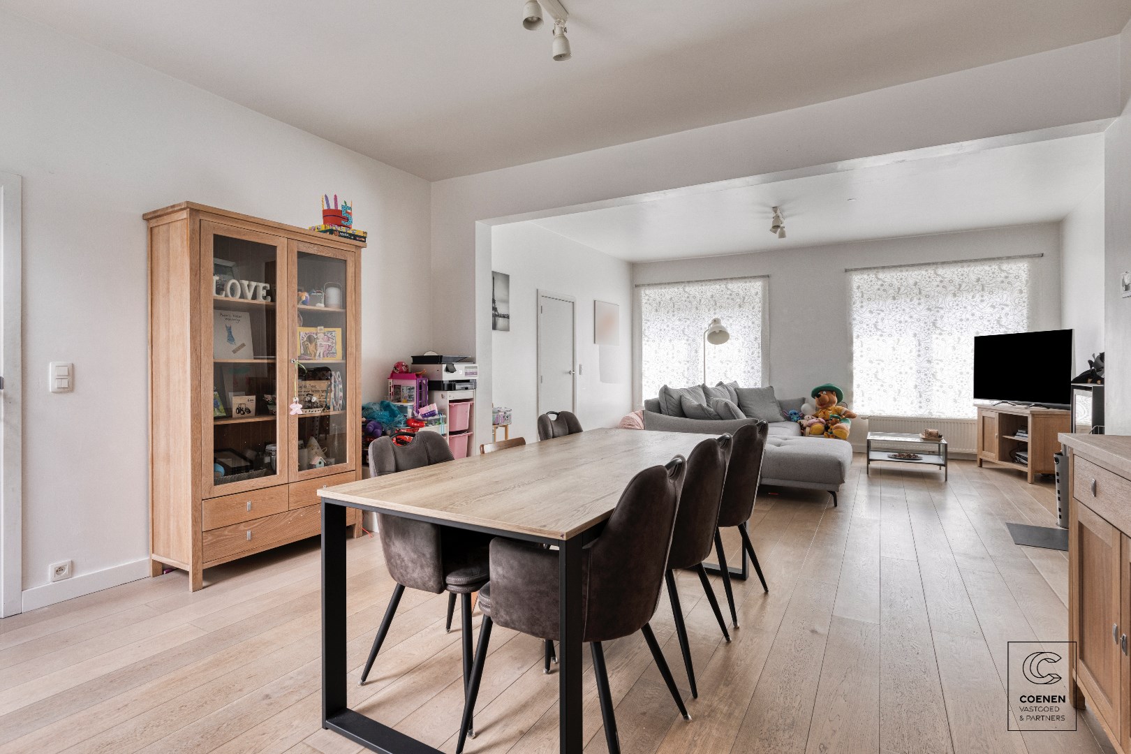 Prachtige woning van 200 m&#178; met vier slaapkamers op een uitstekende locatie te Schoten! 
