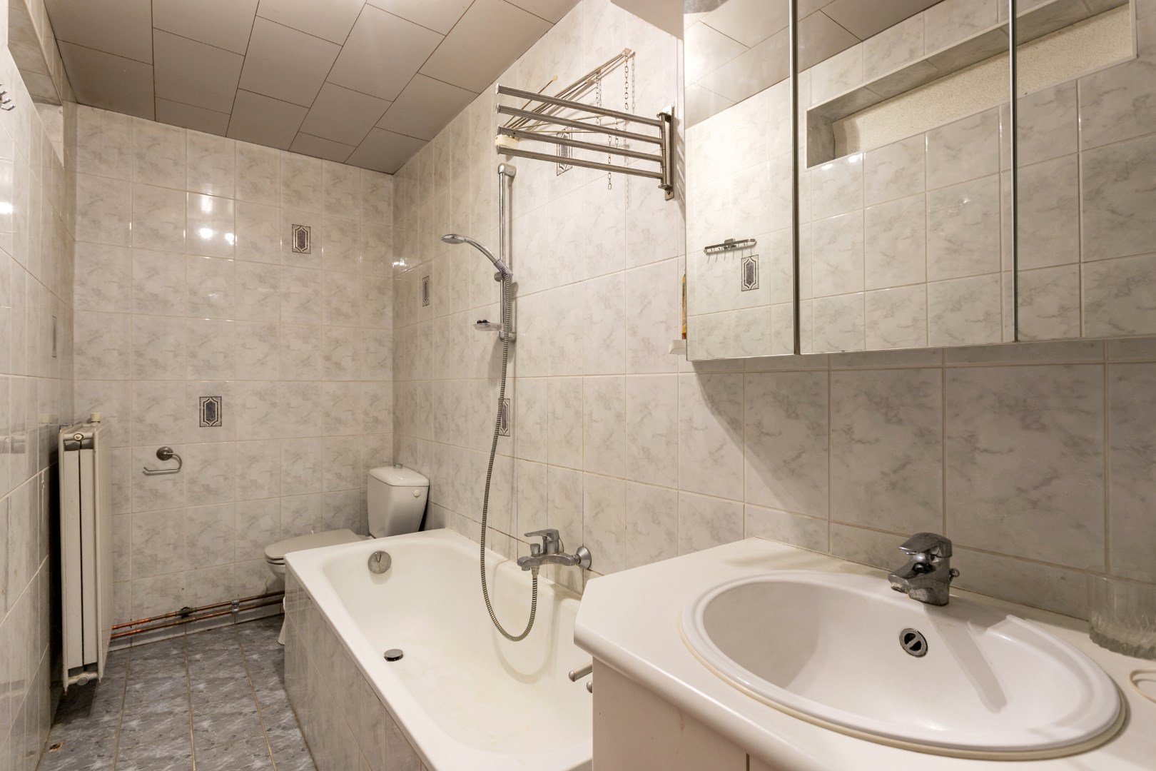 Op te frissen woning met 2 &#224; 3 slpk en tuin te Buizingen. 