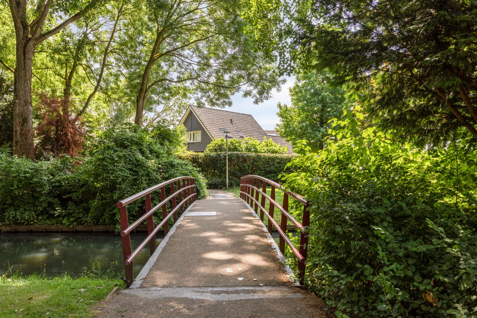 Ruime eengezinswoning met vijf kamers, parkeerplaats, twee dakkapellen en zonnige tuin op het zuiden 