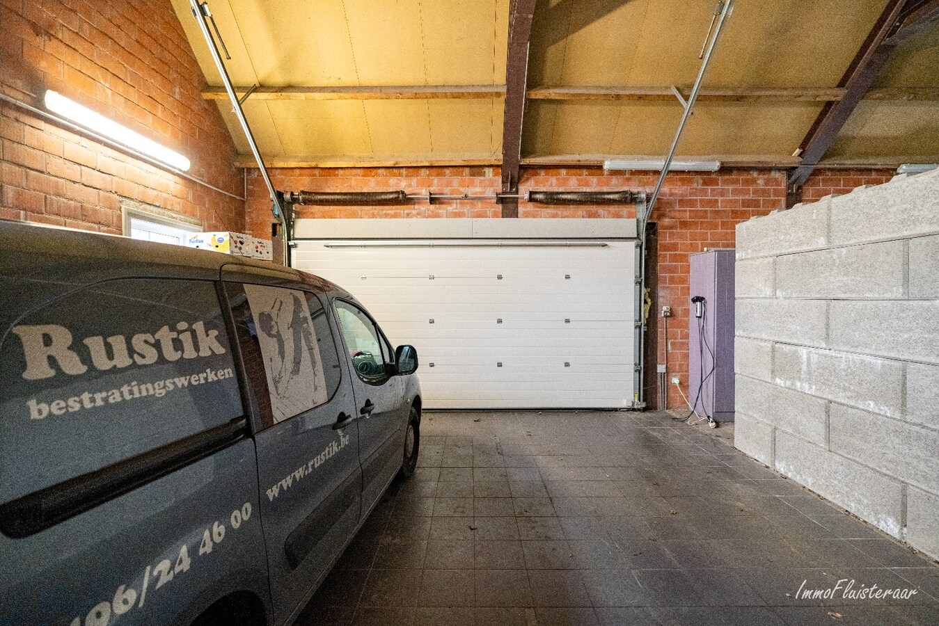 Prachtig gerenoveerde villa met grote garage en stalgebouw op 8.875 m2 te Retie 