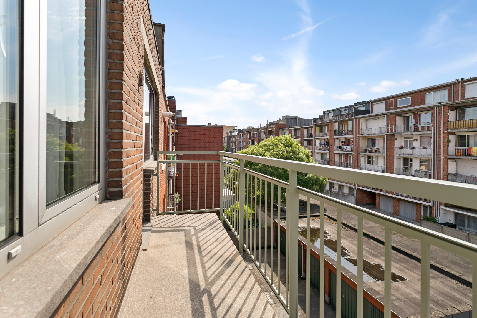 Ruim appartement met 2 slpk&#39;s, 2 balkons en een bew. opp. van ca. 95 m&#178; op een centrale locatie te Deurne. 