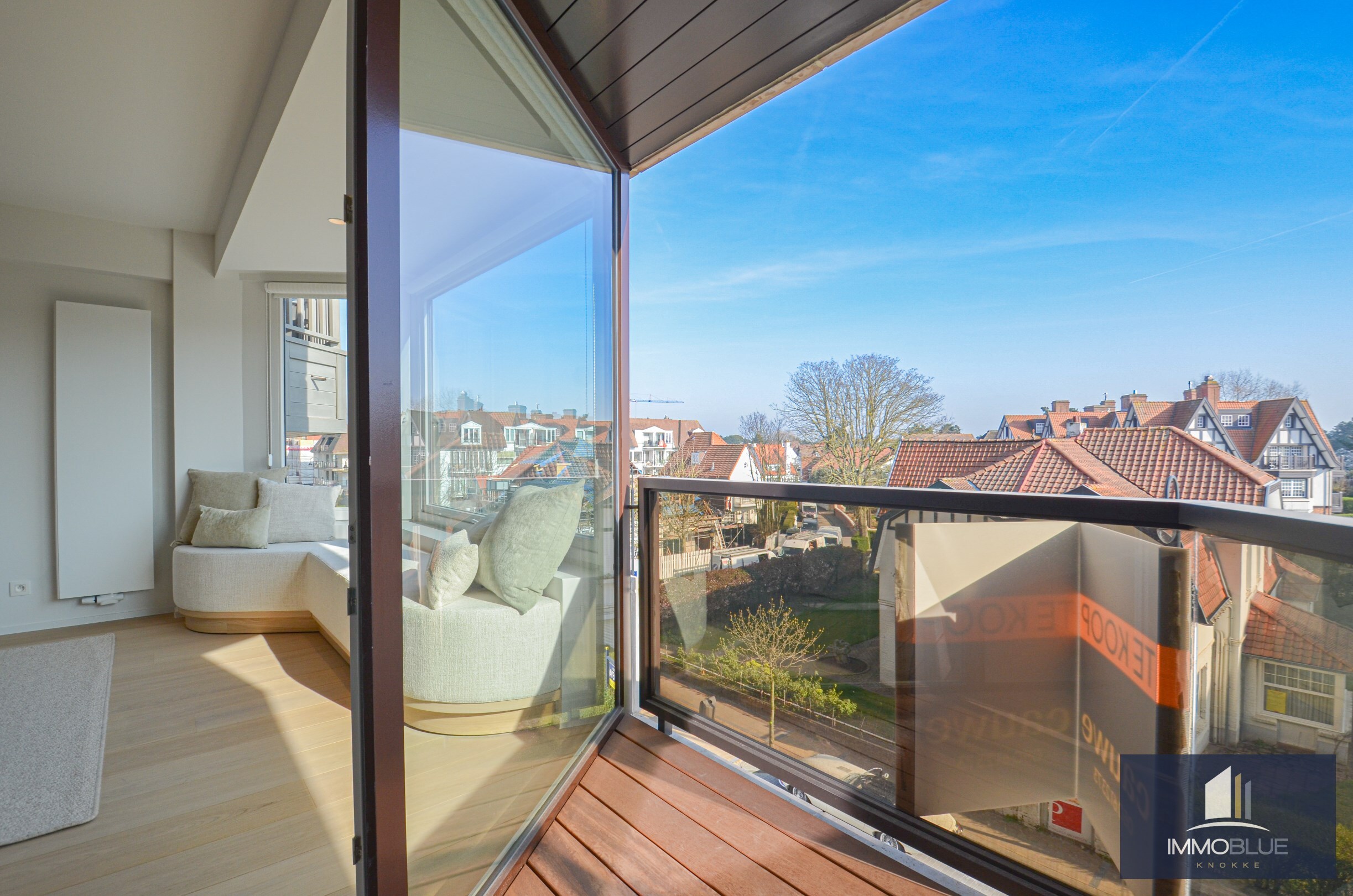 Volledig gerenoveerd, tijdloos appartement met open zicht en een royale gevelbreedte. 