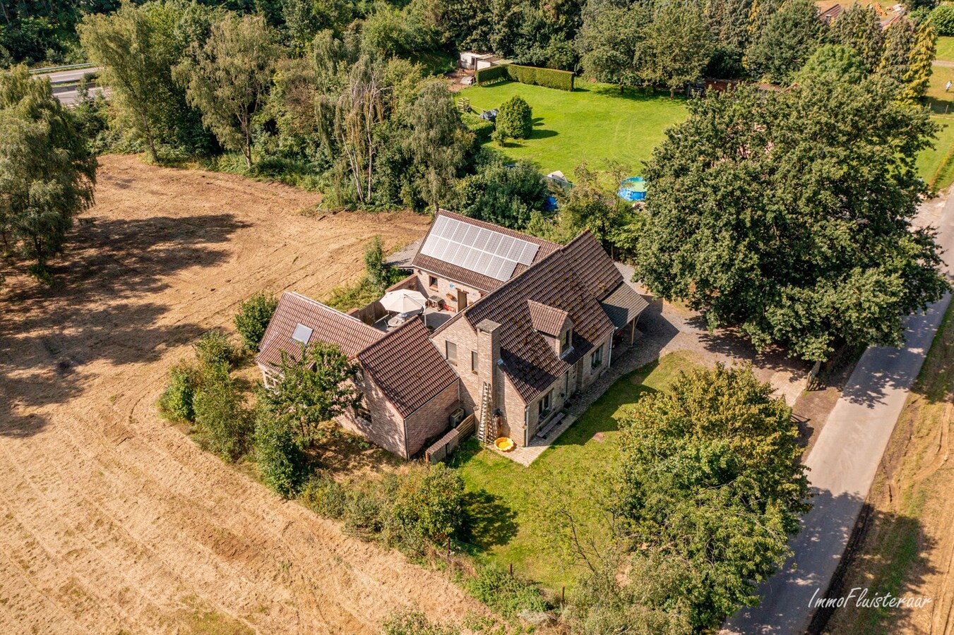 Neat house with 4 stables on approximately 75 acres in Tielt-Winge (Flemish Brabant) 