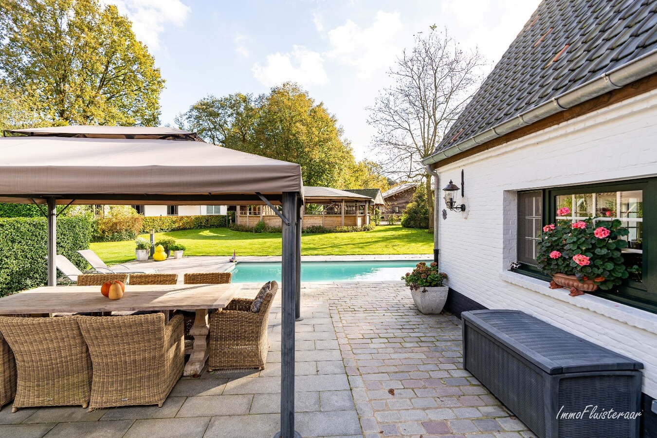 Unieke trainingsstal met prachtige villa op ca. 1 ha te Halle-Zoersel (Mogelijkheid tot aankoop extra weide) 