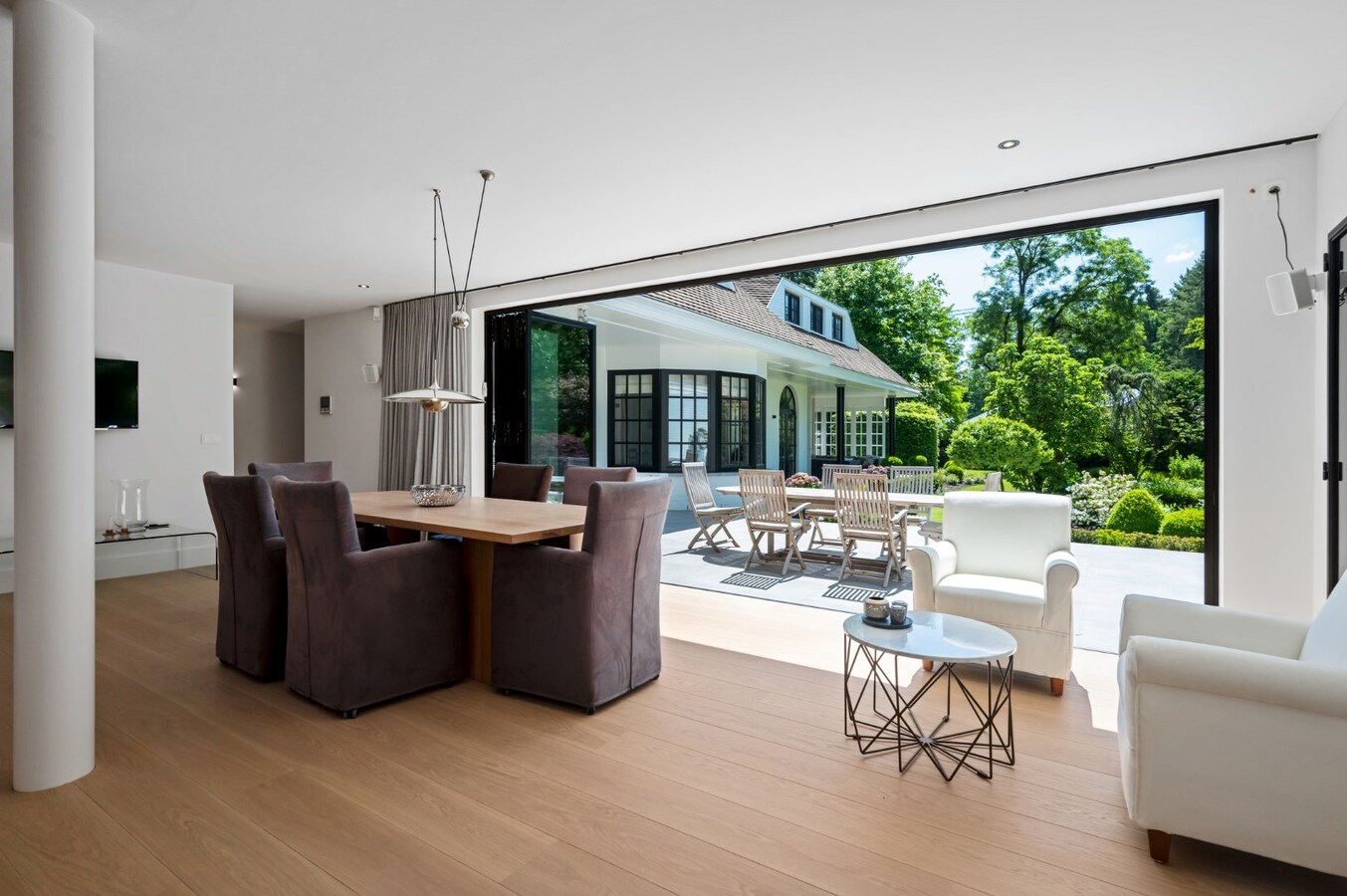 Instapklare totaal gerenoveerde villa op een idyllisch perceel van 2.752 m&#178; te Oud-Turnhout. 