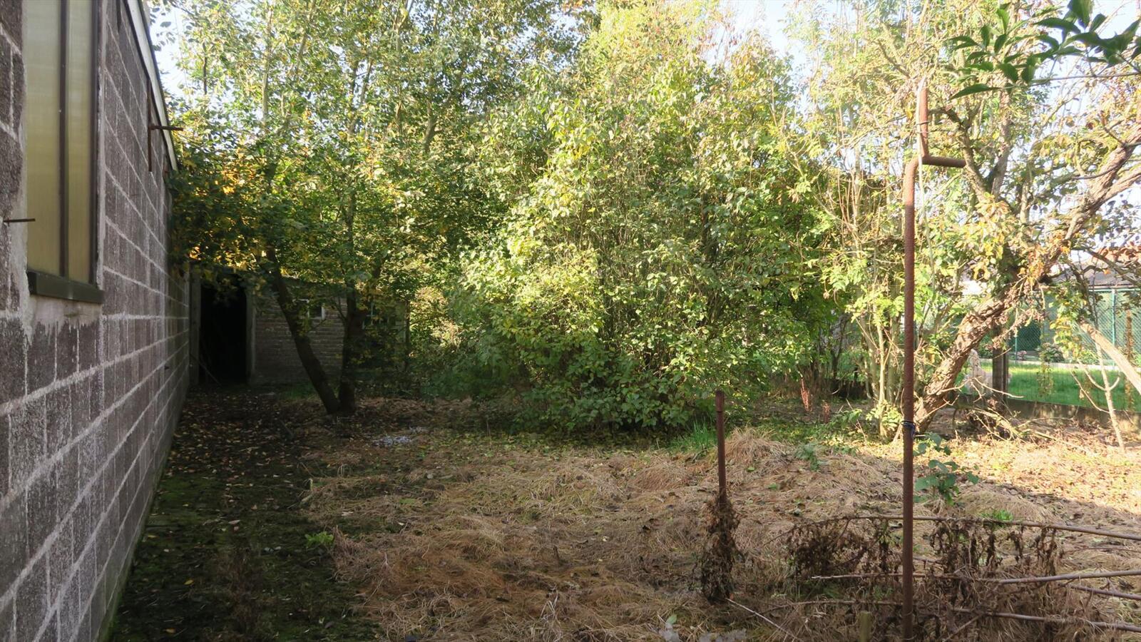 Te renoveren woning met karaktergevel op ruim perceel van 875m&#178; 