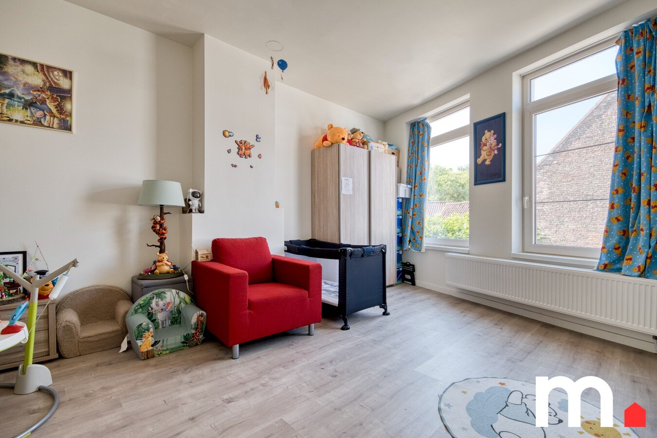 Centraal gelegen instapklare woning met tuin en uitweg via garage ! 
