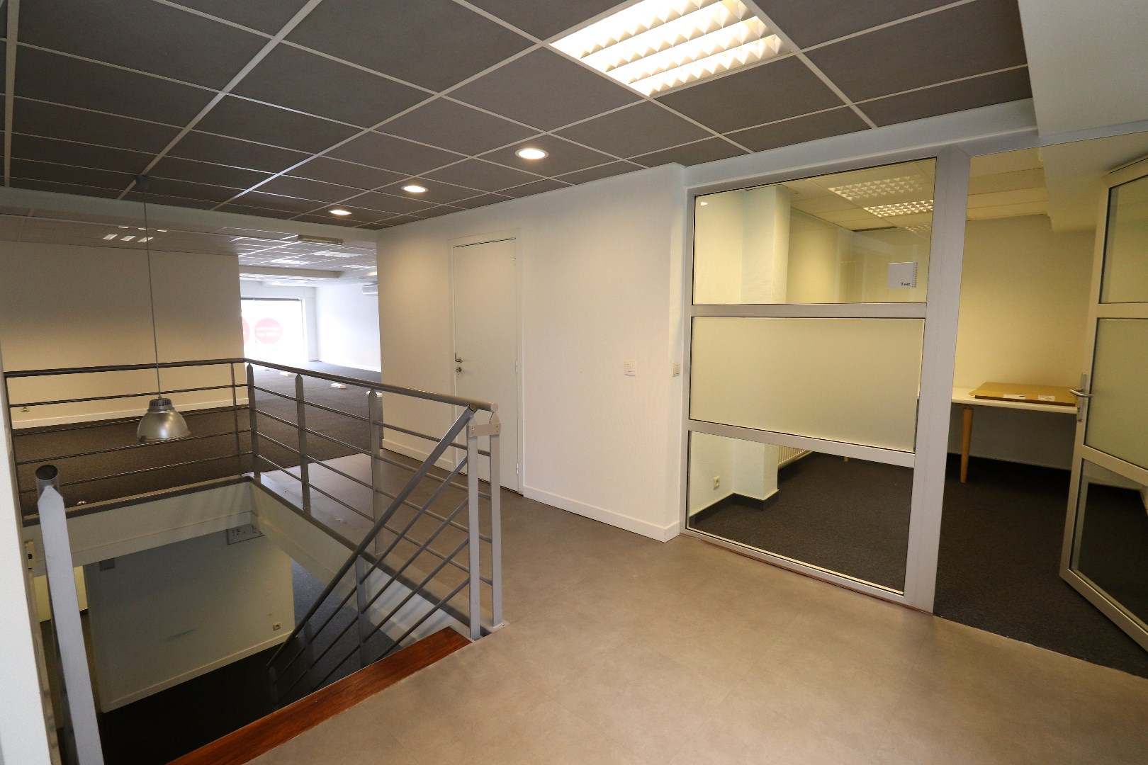 Ruim handelspand (+/- 400m&#178;) te huur gelegen op TOPLOCATIE in Geel! 