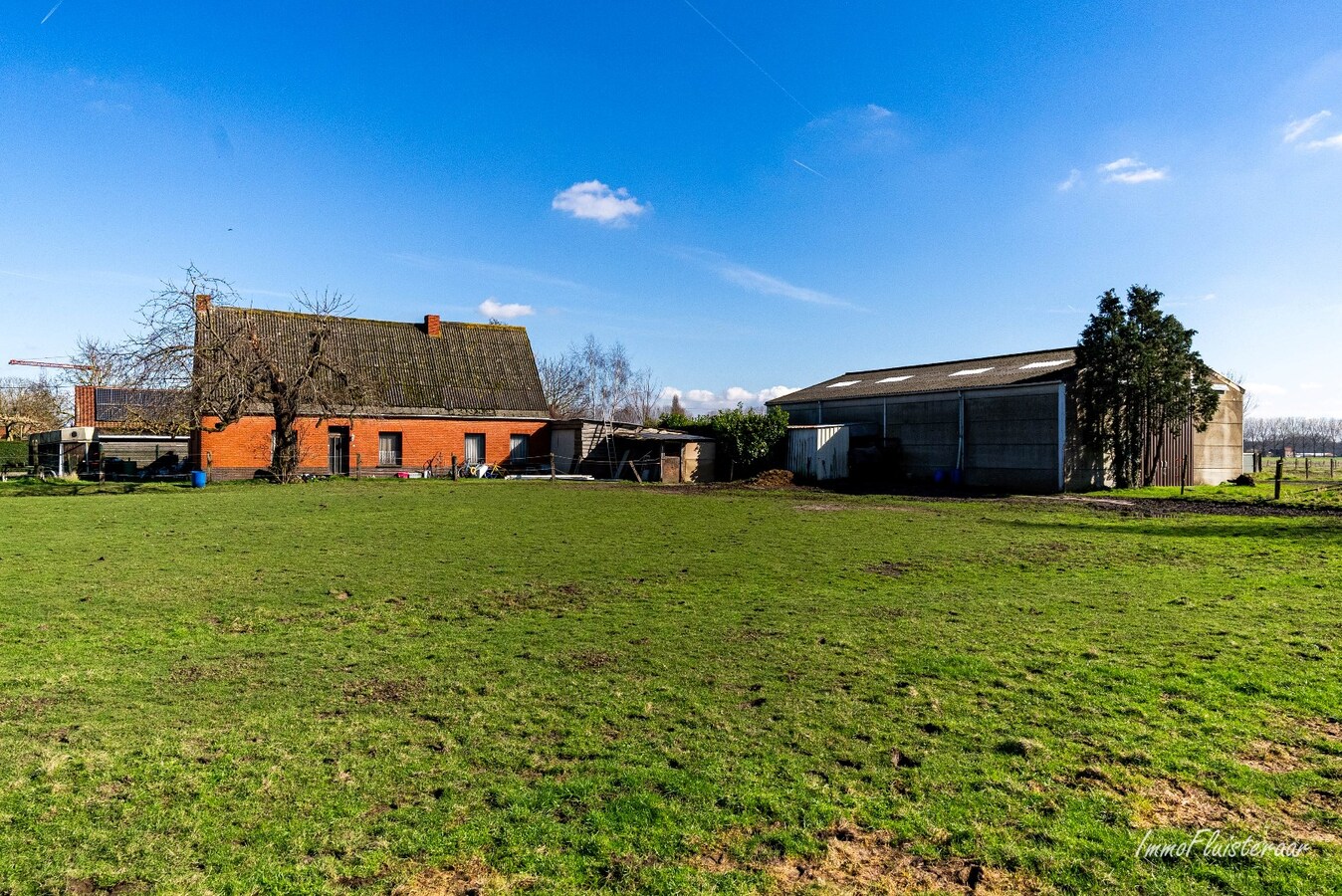 Interesting horse property with expansive views on approximately 7 hectares. 