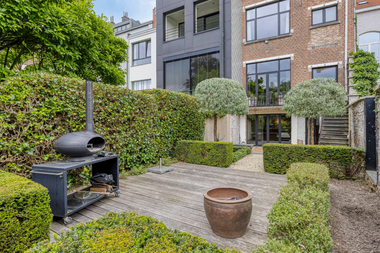 Prachtig herenhuis op de Tiensevest met mogelijkheid tot praktijkruimte - bewoonbare opp. 555 m&#178; 