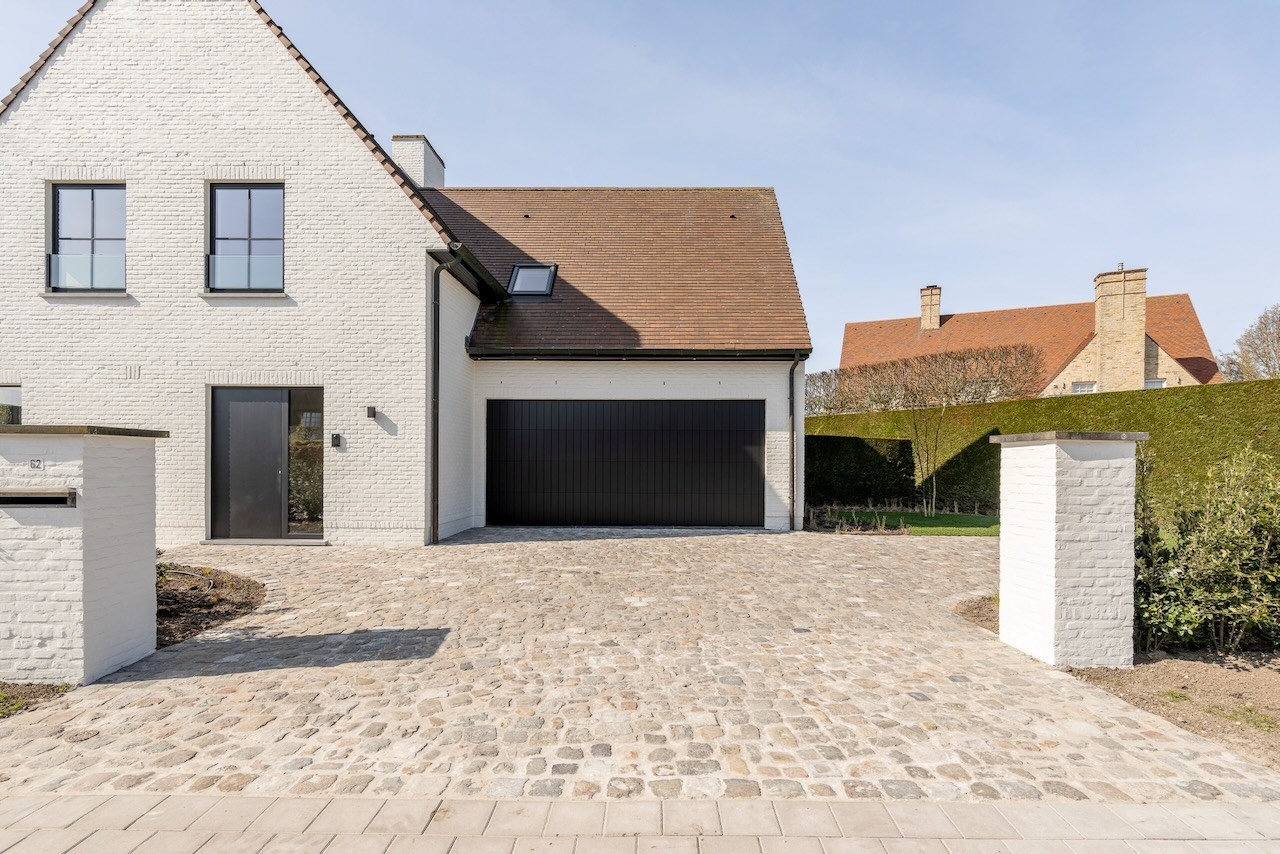 Prachtig gerenoveerde alleenstaande woning met oprit gelegen in een rustige wijk in Knokke nabij de Magere Schorre. 