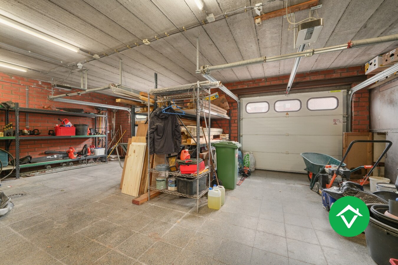 Halfopen woning te koop met dubbele garage in het centrum van Zarren 