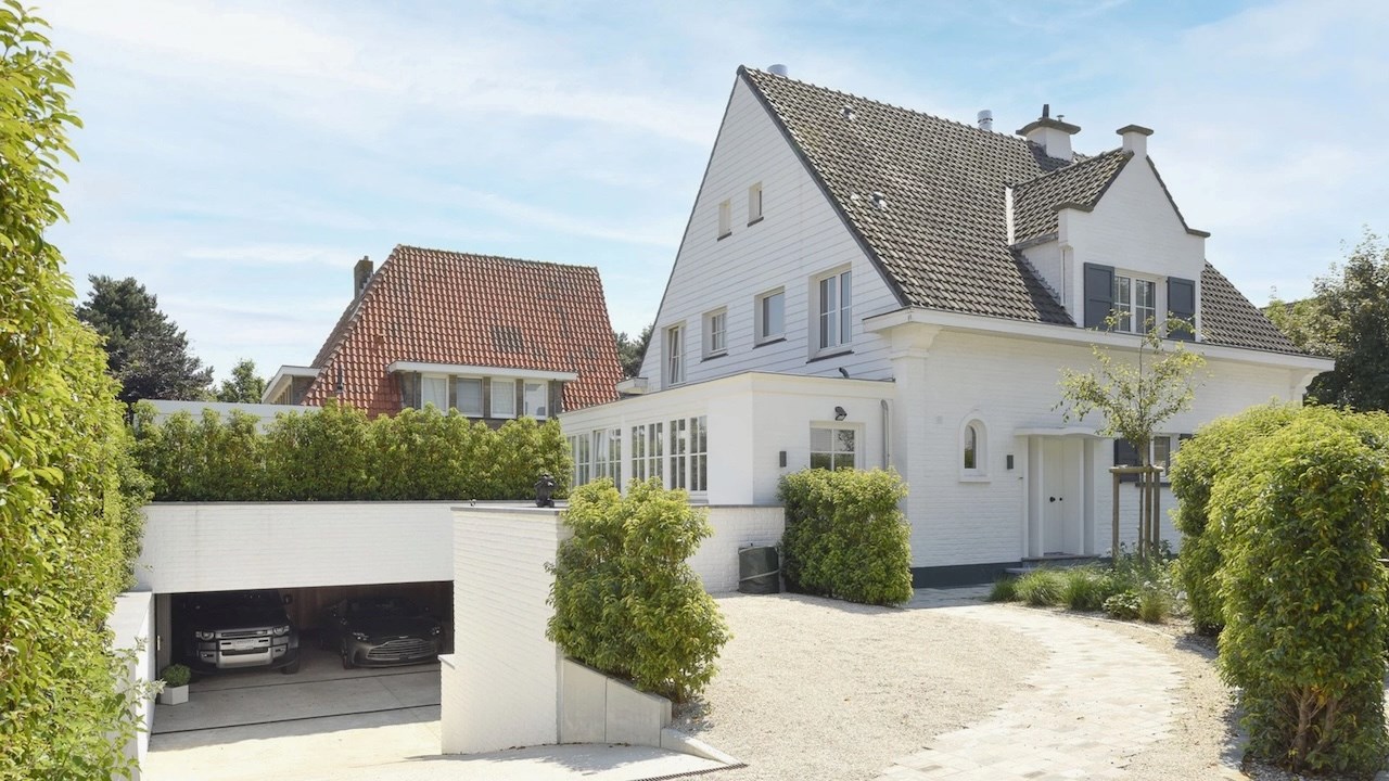 Belle villa dans une petite rue &#224; un emplacement tr&#232;s central, juste &#224; c&#244;t&#233; du centre commercial de Knokke et &#224; distance de marche de la mer. 